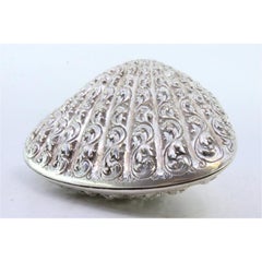 Silver clam-shaped shell with reliefs and double hinged lid