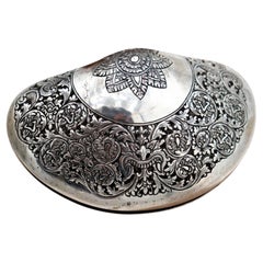 Silver clam with oriental-style reliefs