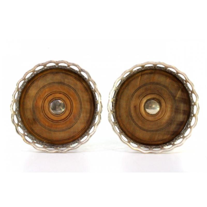 European Silver coaster set with wire rack and wooden bases For Sale