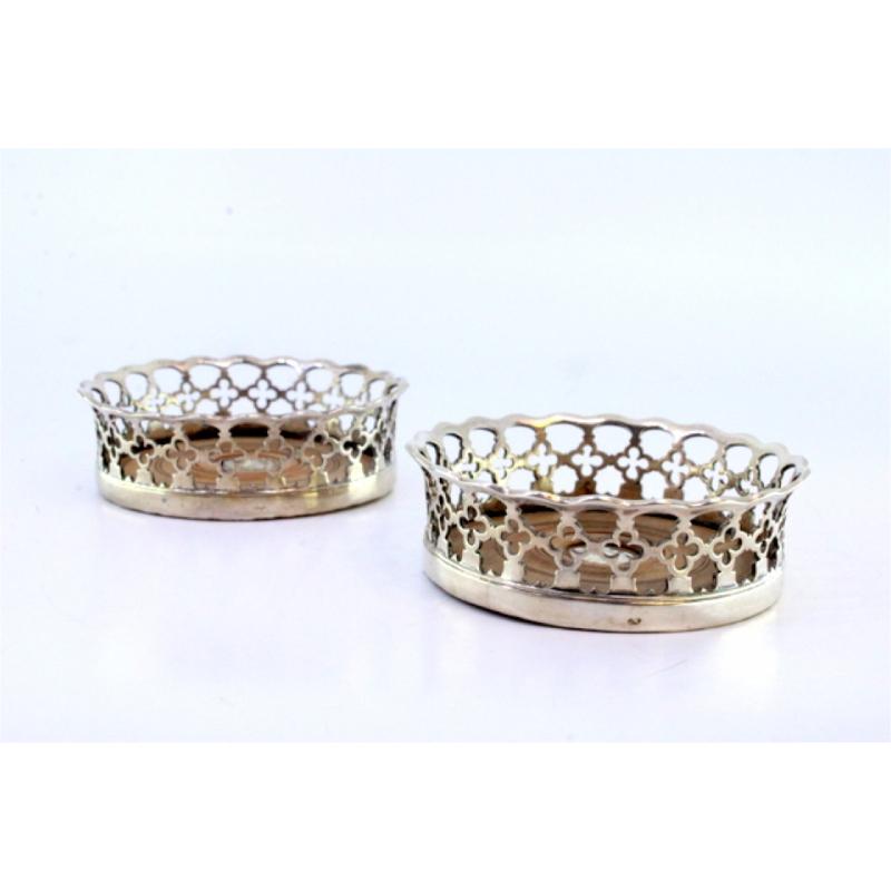 Silver coaster set with wire rack and wooden bases For Sale 3