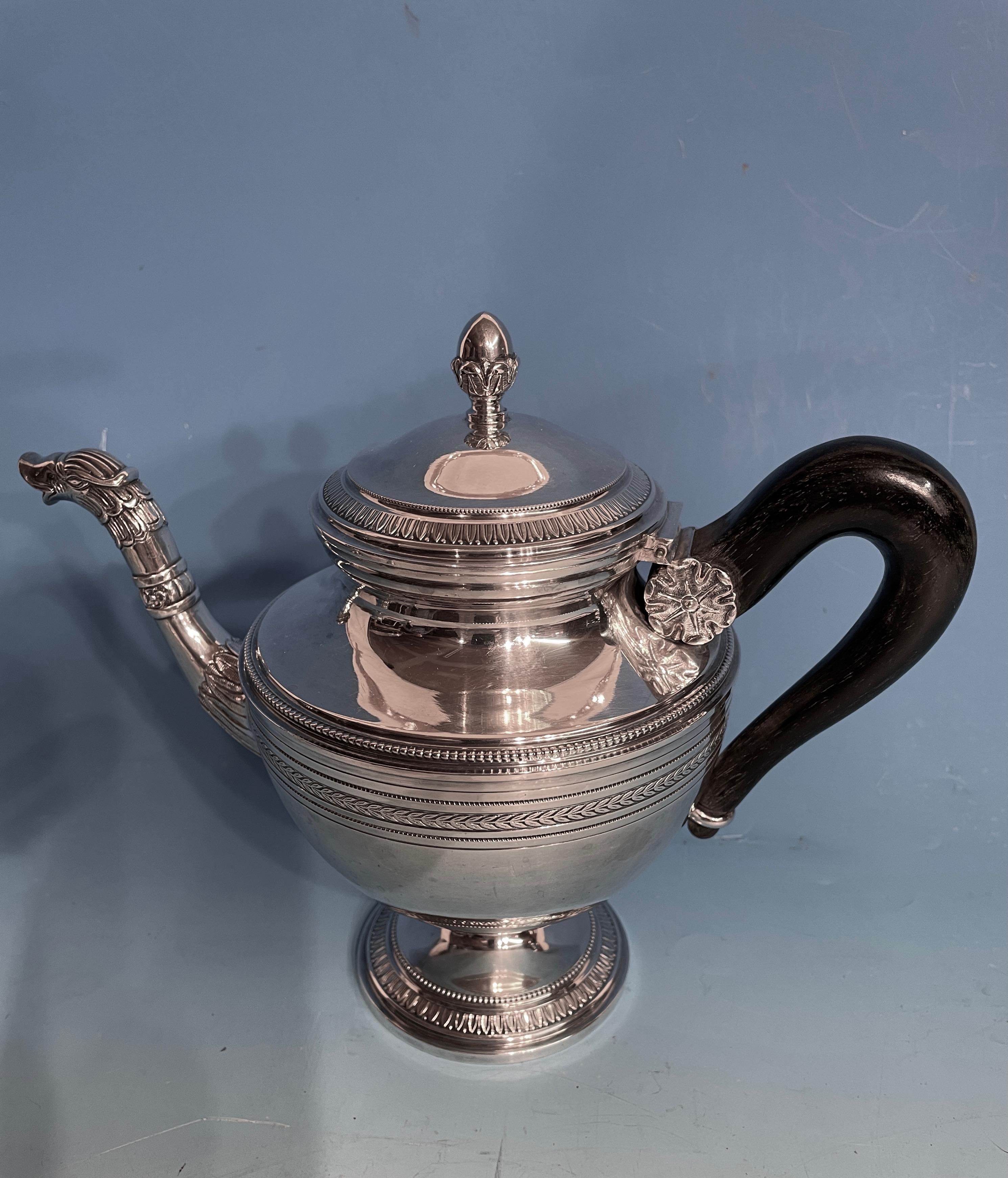 Este precioso juego de café y té de plata se fabricó hacia 1900 en Bélgica. El diseño se inspira en el estilo neoclásico del siglo XVIII, los elementos individuales crean un toque único. 
Presta atención a los bellos detalles de este conjunto. Los