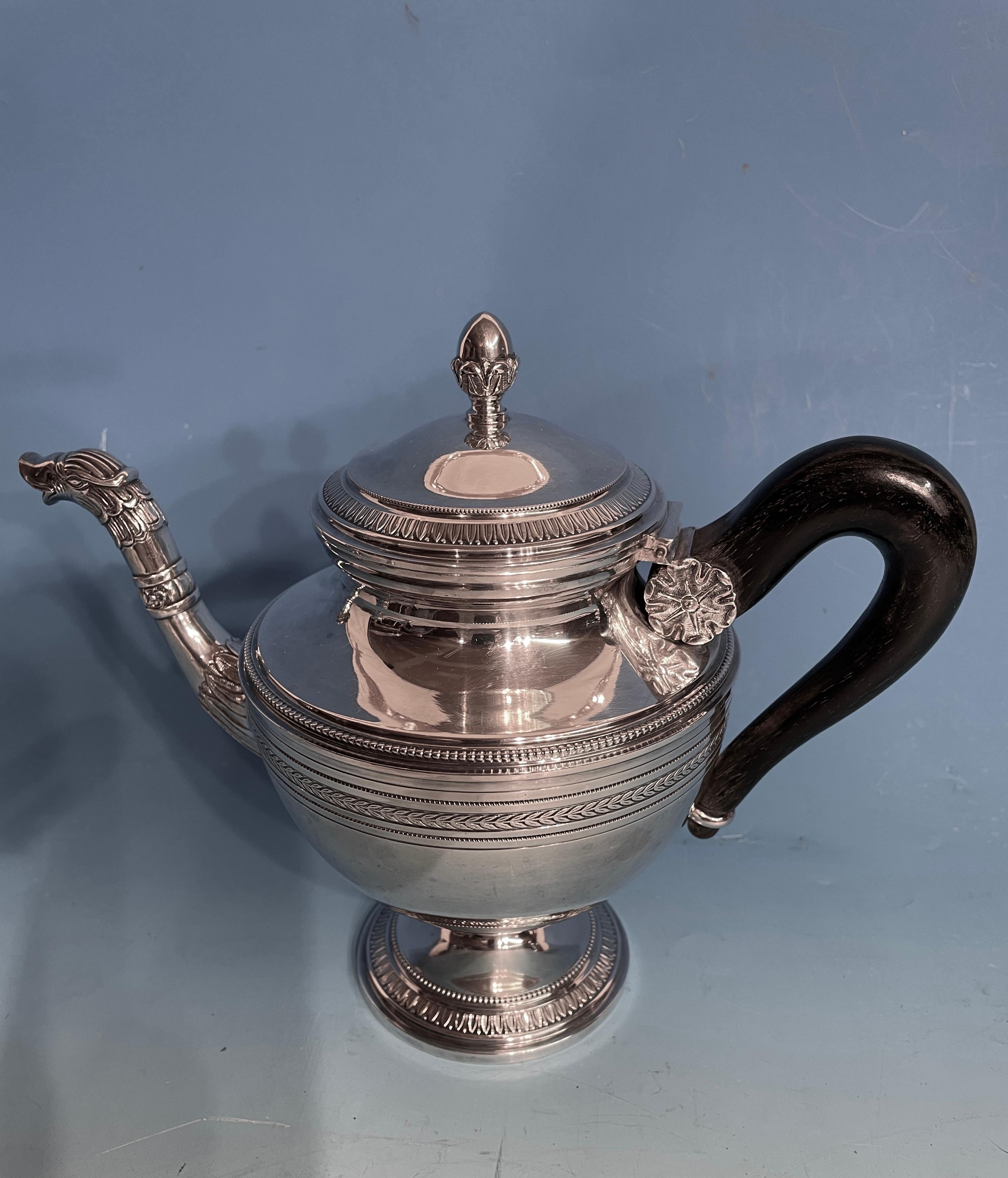 Ce magnifique service à café et à thé en argent a été fabriqué vers 1900 en Belgique. Le design s'inspire du style néoclassique du XVIIIe siècle, les éléments individuels créent une touche unique. 
Prêtez attention aux jolis détails de cet