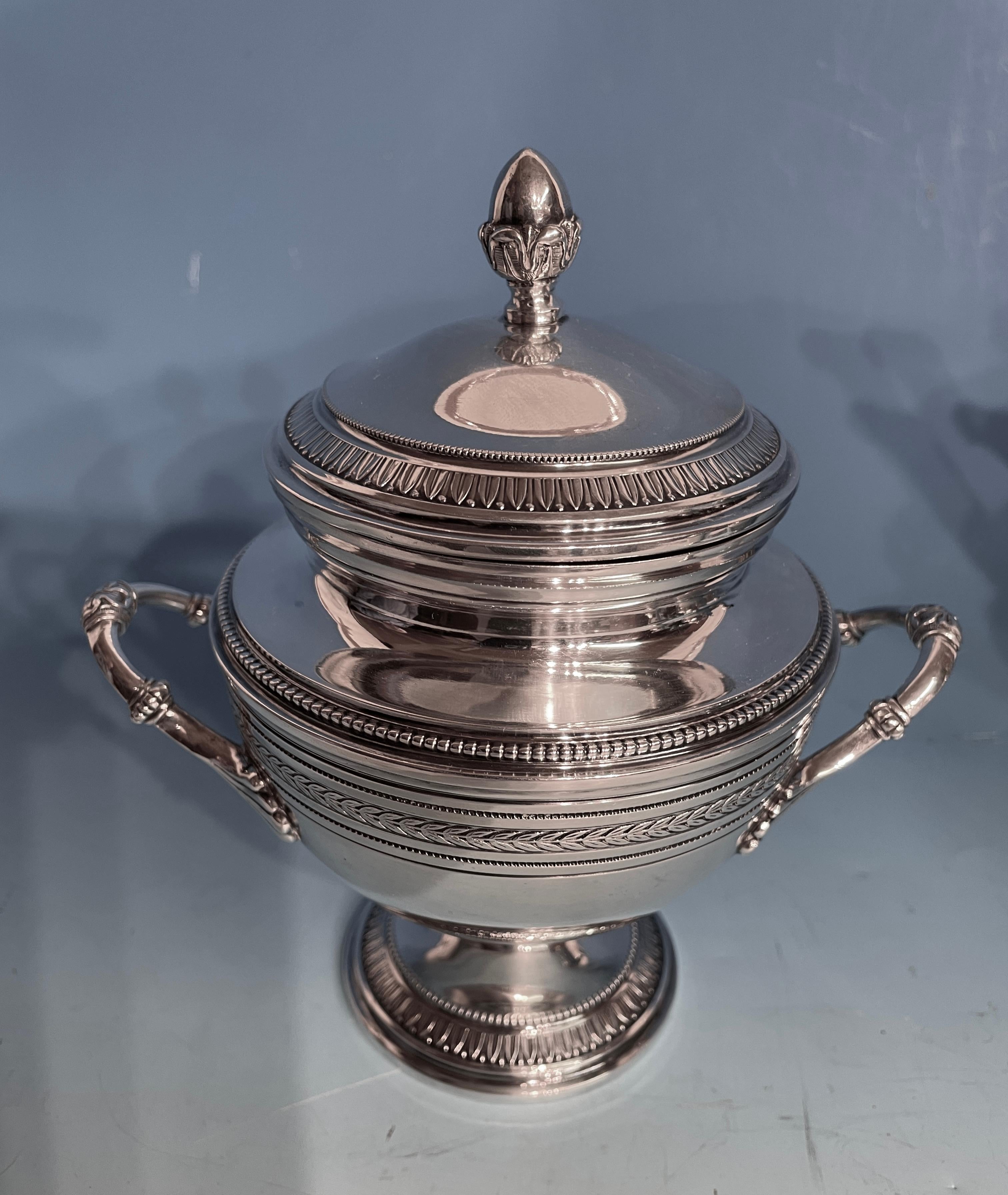 Juego de café y té de plata, Bélgica, 1900 Repujado en venta