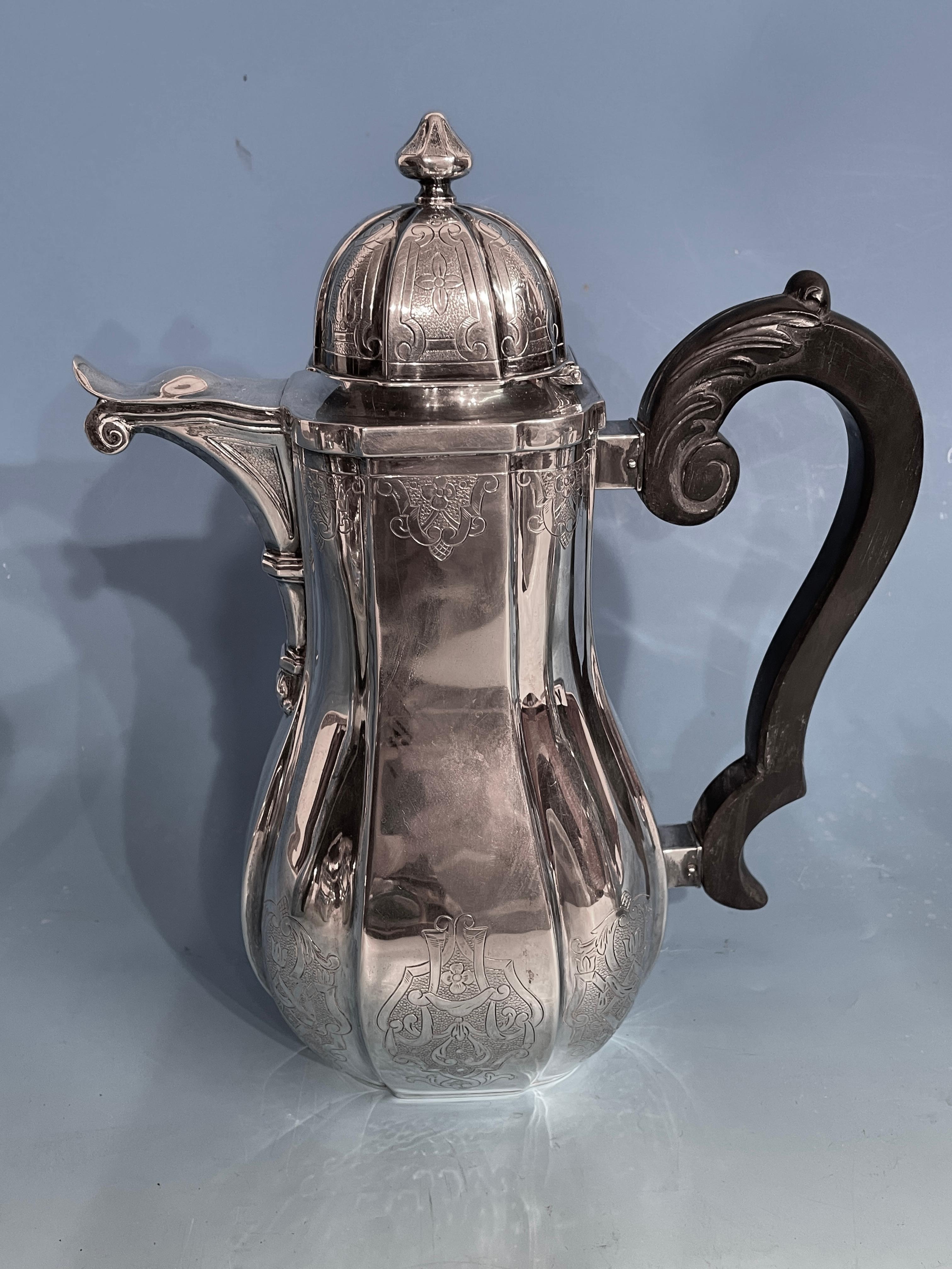 Silbernes Kaffee- und Teeservice, Belgien 19. Jahrhundert
Das Design dieses schönen Kaffee- und Teesets ist vom französischen Regence-Stil des 18. Jahrhunderts inspiriert. Die birnenförmigen Stücke sind mit feinem Gitterwerk verziert. Die Kaffee-,