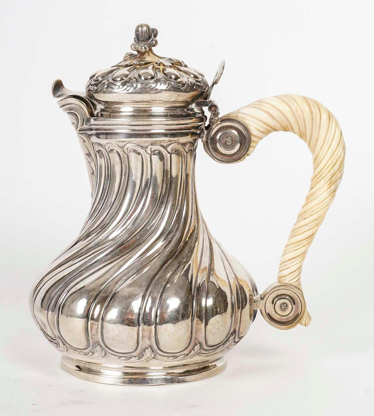 Silberne Kaffeekanne von Boucheron Paris im Stil Louis XV, 19. Jahrhundert.

Silberne Kaffeekanne im Louis XV-Stil, 19. Jahrhundert, aus dem Hause Boucheron.
h: 18cm, B: 18cm, T: 12cm