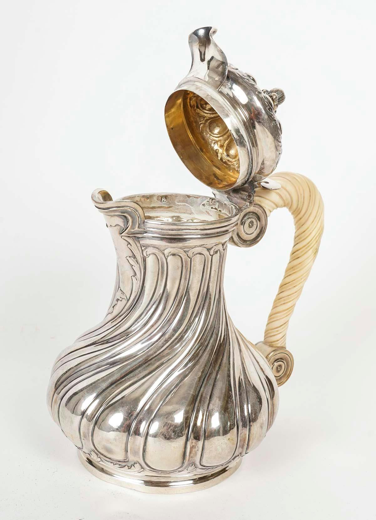 Silver Coffee Pot by Boucheron Paris in the Louis XV Style, 19th Century. In Good Condition For Sale In Saint-Ouen, FR