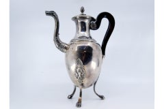 Caffettiera d'argento con corpo in perline, manico in legno e beccuccio mitico