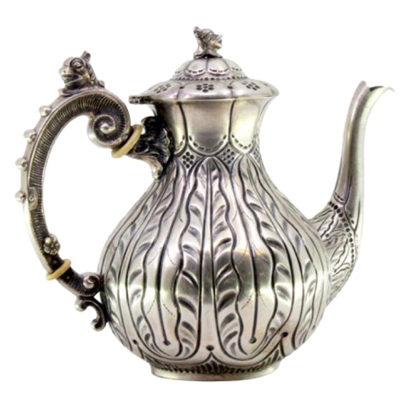 A Silver, cafetière en argent avec gravure en relief et poignée en forme de dragon sur le couvercle. en vente