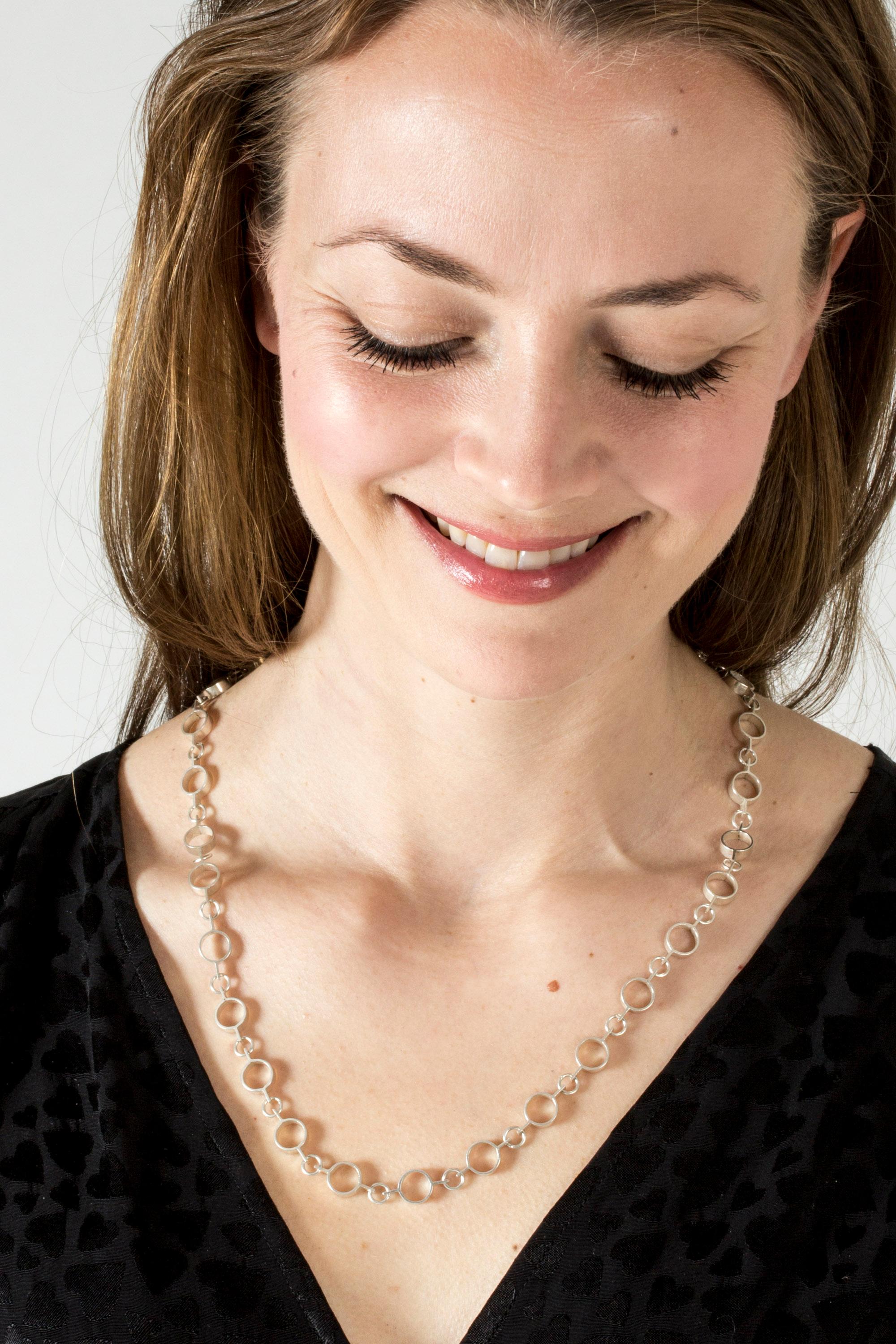 Wunderschönes Silbercollier von Jorma Laine in einem luftigen:: spritzigen Design:: das die perfekte Balance zwischen verspielt und elegant hält. Fühlt sich toll an.