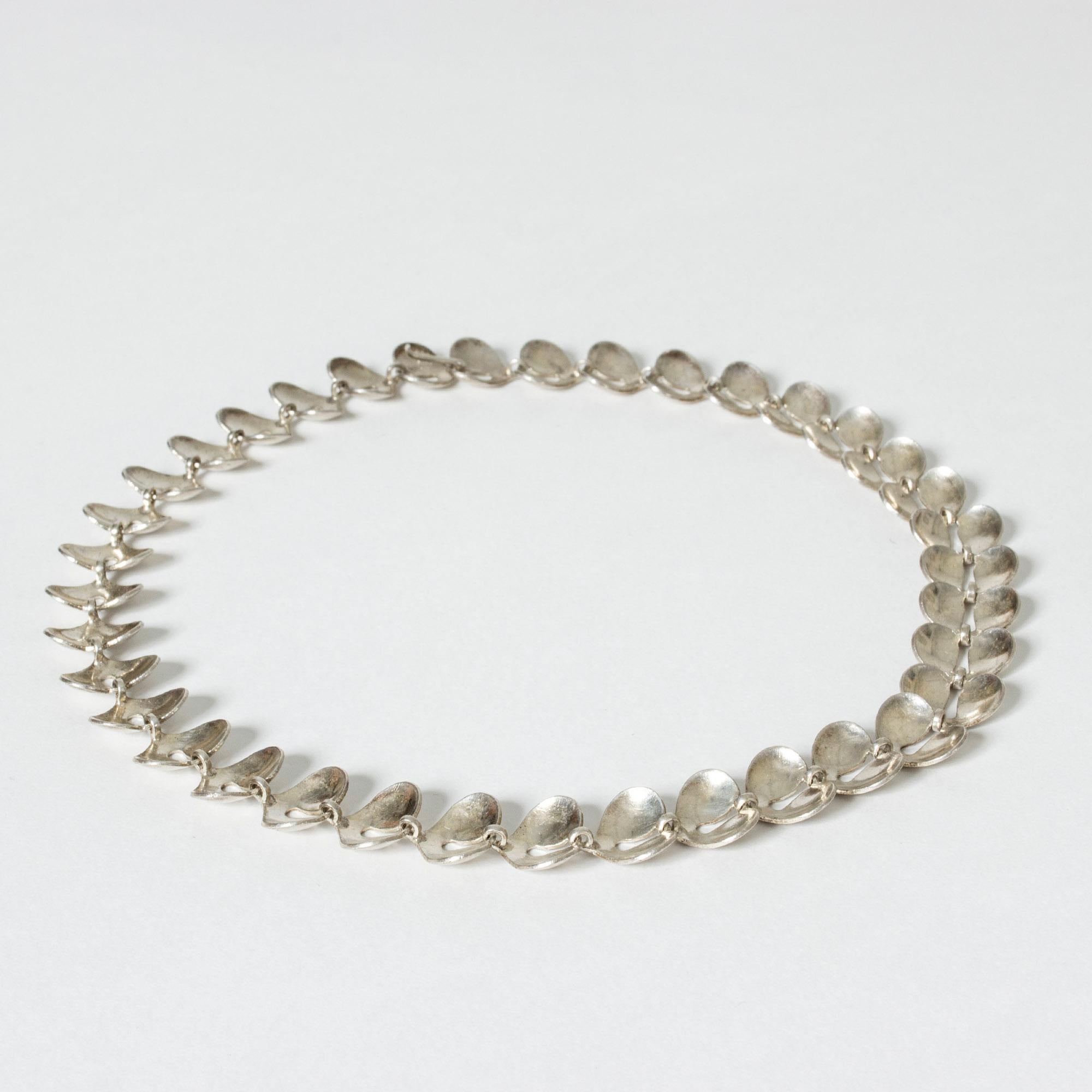 Exquisite silver collier from Stigbert, in heavy silver quality. Made from concave, flower petal like segments that lies nicely around the neck.
