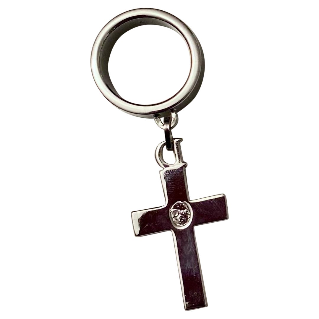 Anello in metallo color argento con croce. in vendita