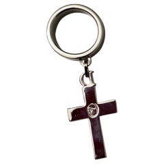 Bague en métal argenté avec une croix.