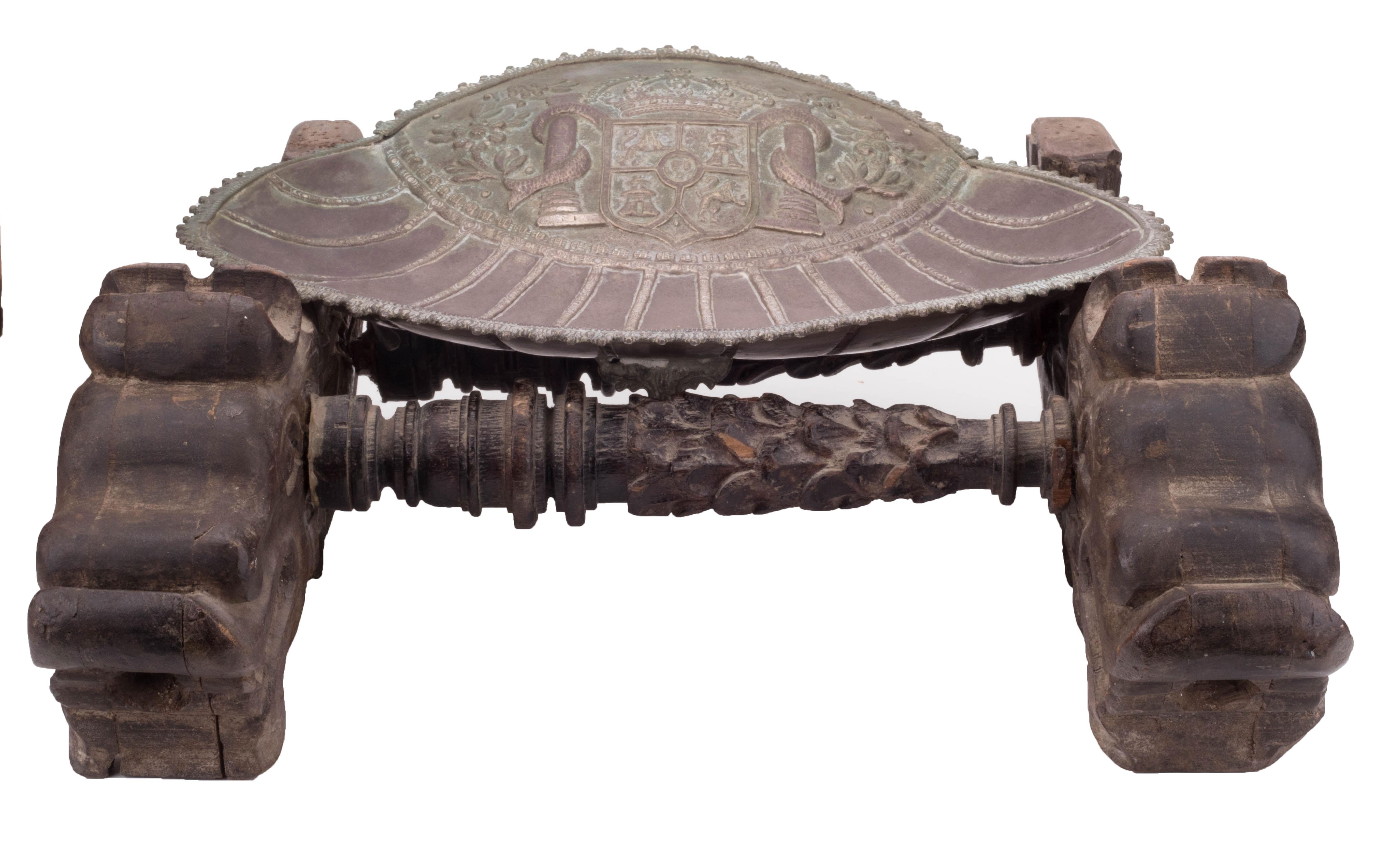 Silberne Muschel mit dem Wappen von Kastilien und León auf einem handgeschnitzten Holzträger. 

Größe der Muschel: 32 x 37cm
Silber nach Gewicht: 935 g.