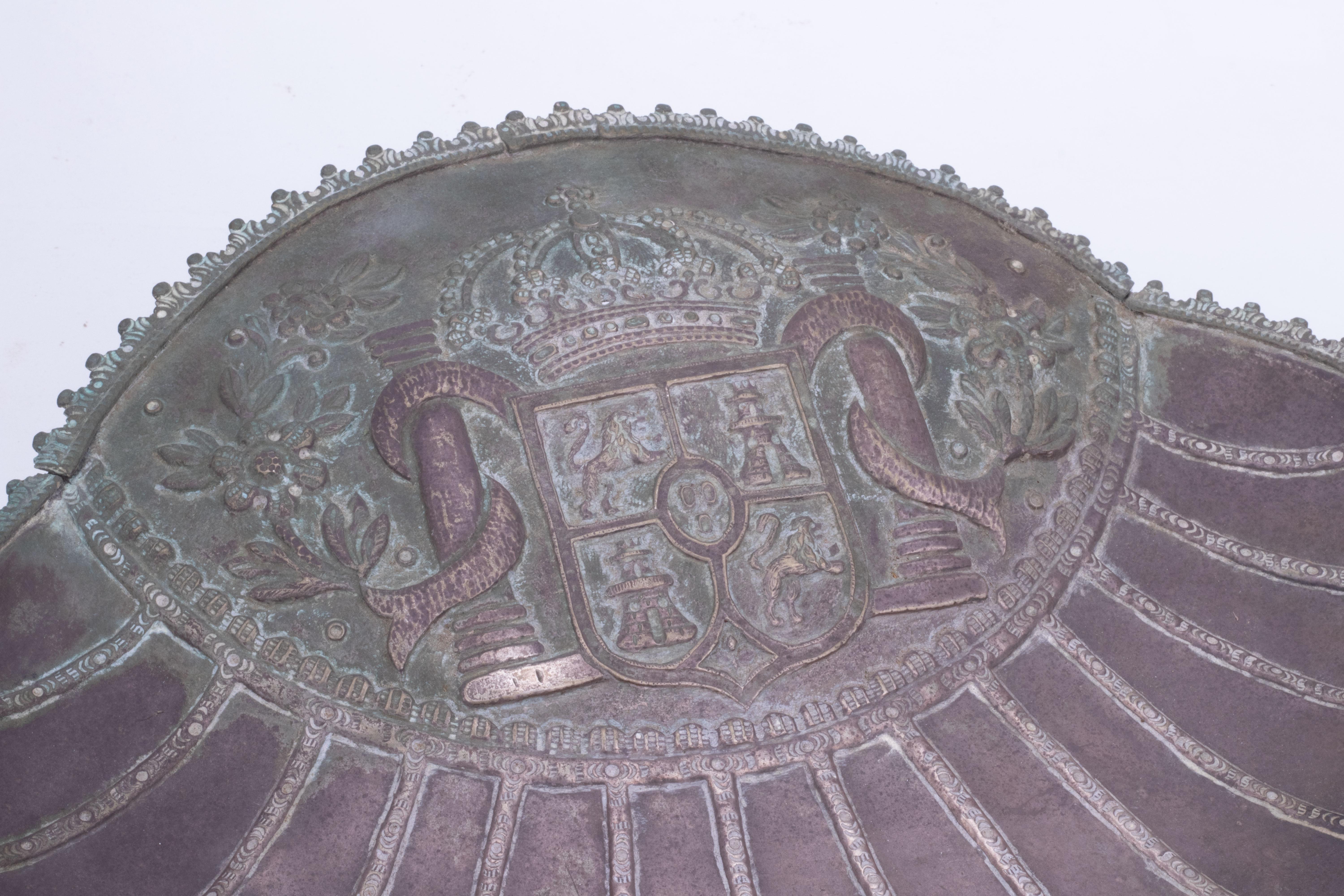 Silberne Silberkugel mit dem Wappen aus Gusseisen und León auf einem geschnitzten Holzstützen im Angebot 2