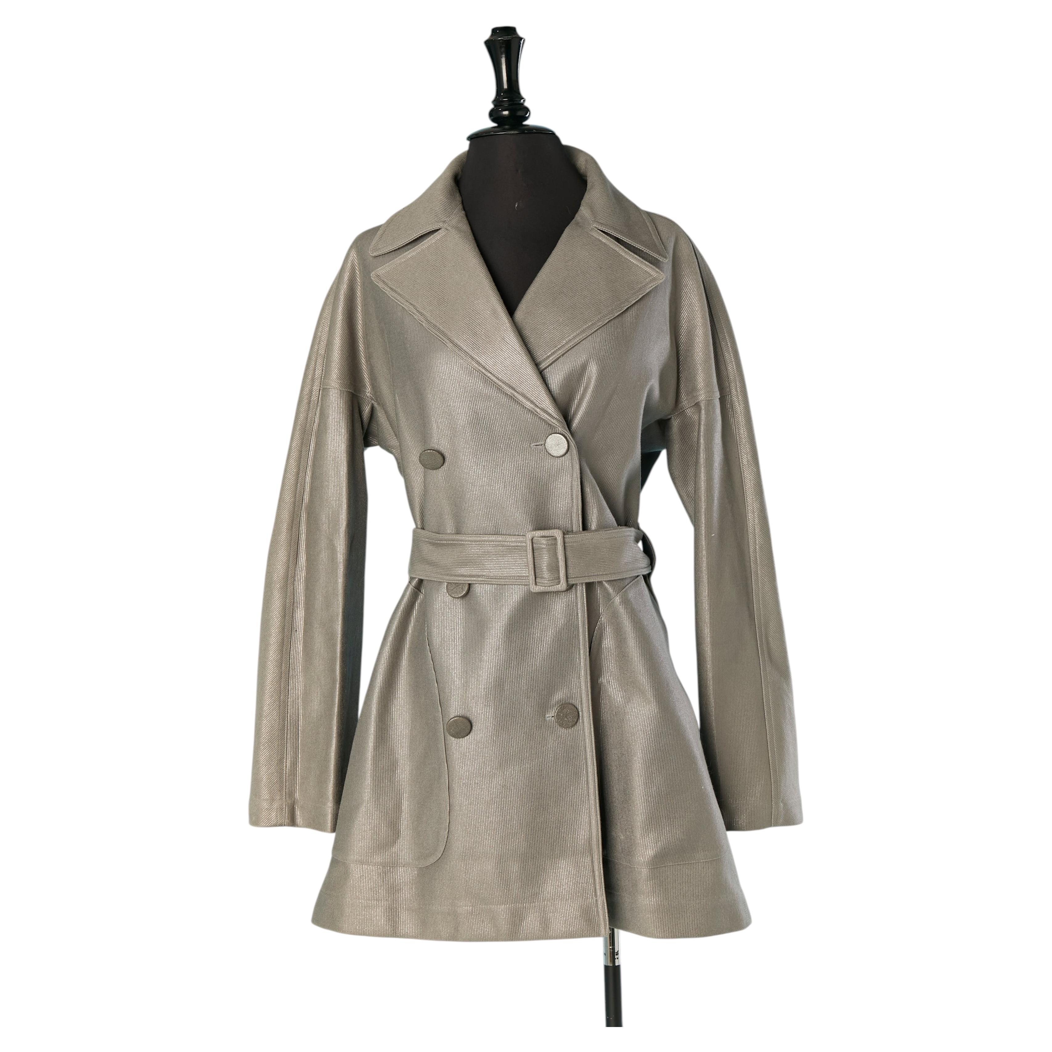 Silberfarbener Peacoat aus Baumwolle mit Lederknöpfen und Gürtel von ALAIA im Angebot