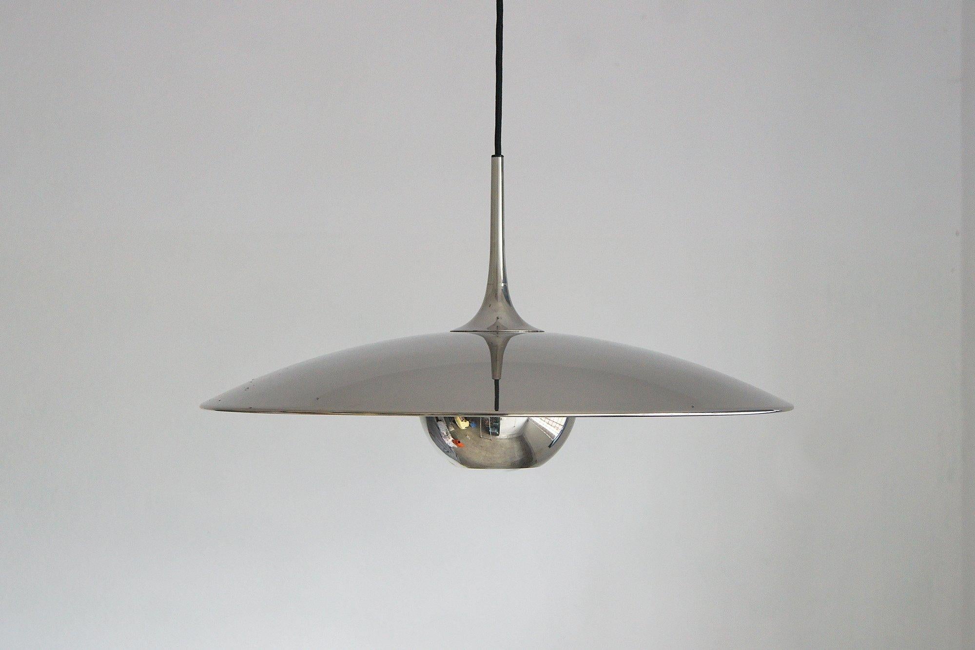 La lampe suspendue à contrepoids Onos 55 de Florian Schulz est un classique du design allemand des années 1960 qui allie fonctionnalité et esthétique élégante et minimaliste.
Le classique est entièrement en laiton, nickelé et poli.

Onos 55 est une