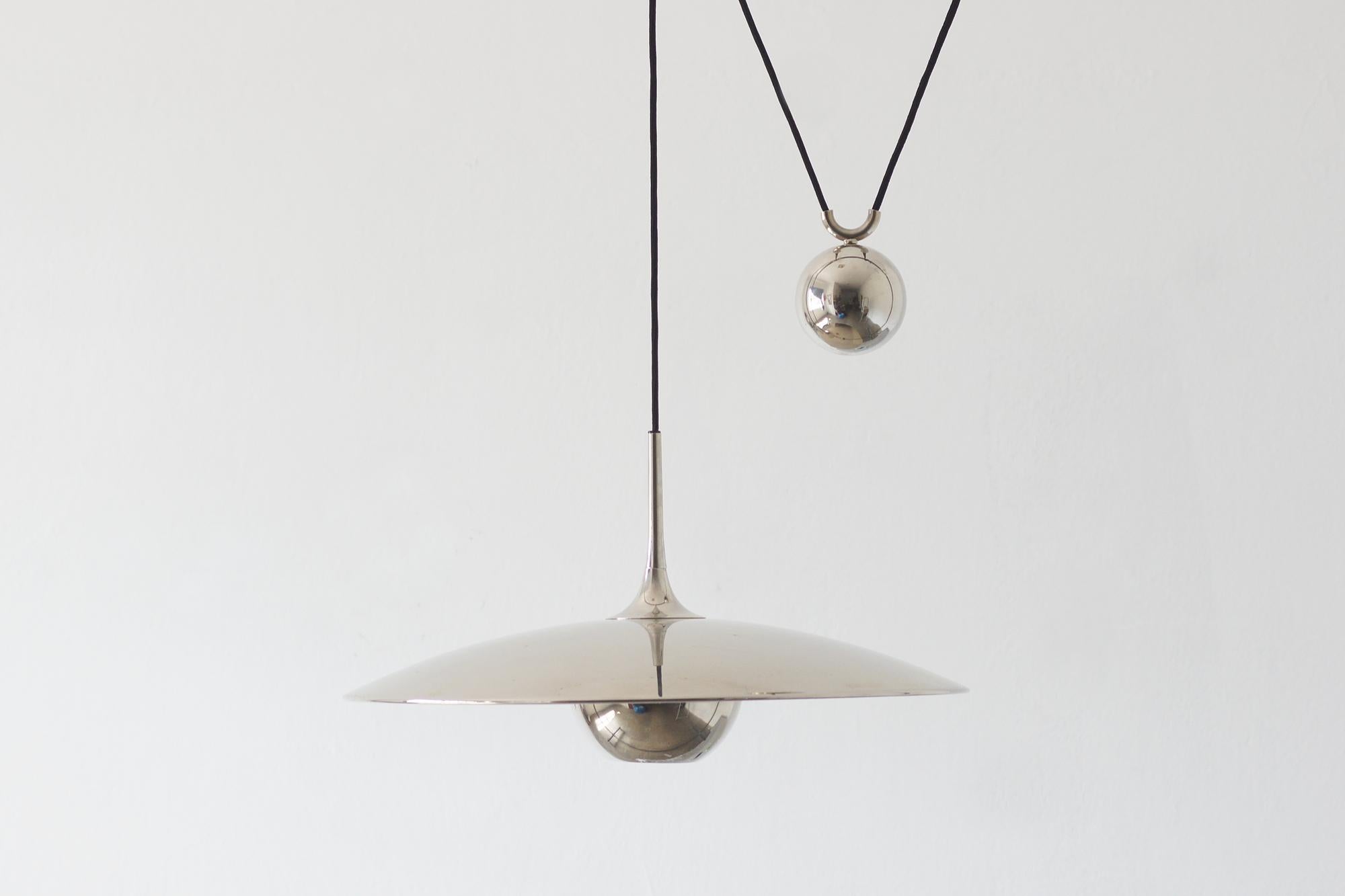 
Quando pensiamo a un design lussuoso ma sobrio nello spirito del modernismo, è difficile non citare il nome di Florian Schulz. Questo designer tedesco ha creato molto più che semplici lampade: ha progettato sculture di luce che hanno resistito con