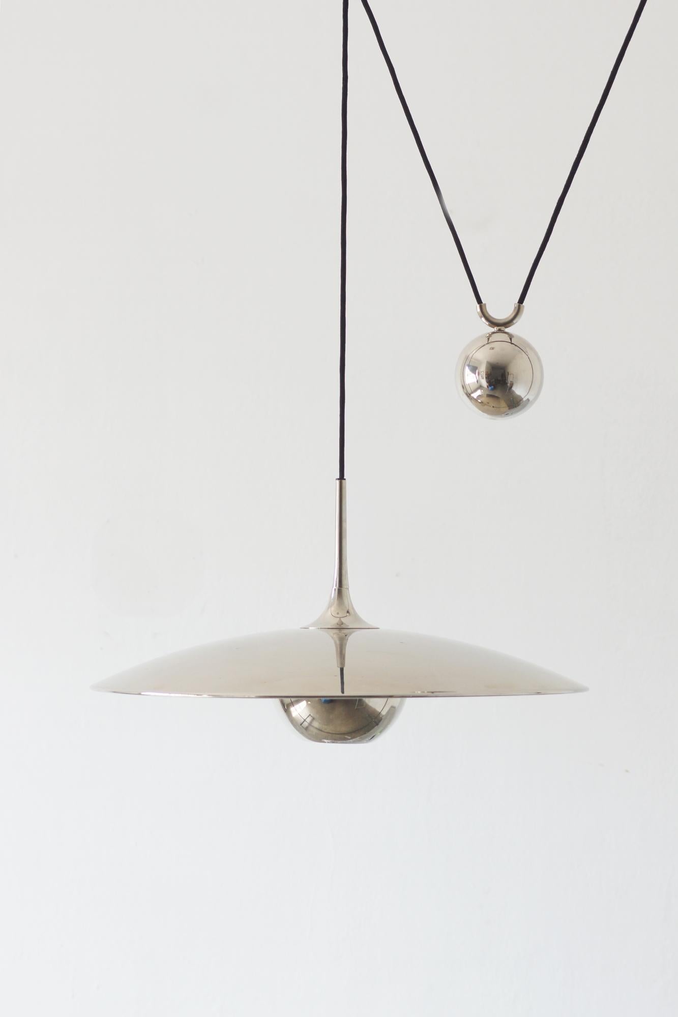 Mid-Century moderno Lampada a sospensione Onos 55 con contrappeso in argento di Florian Schulz in vendita