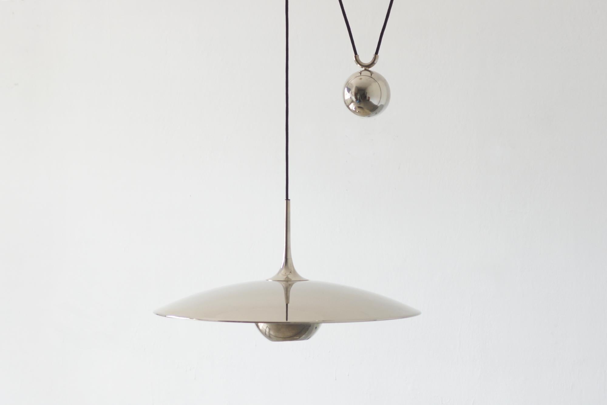 Lampada a sospensione Onos 55 con contrappeso in argento di Florian Schulz In condizioni buone in vendita a KUTNO, PL