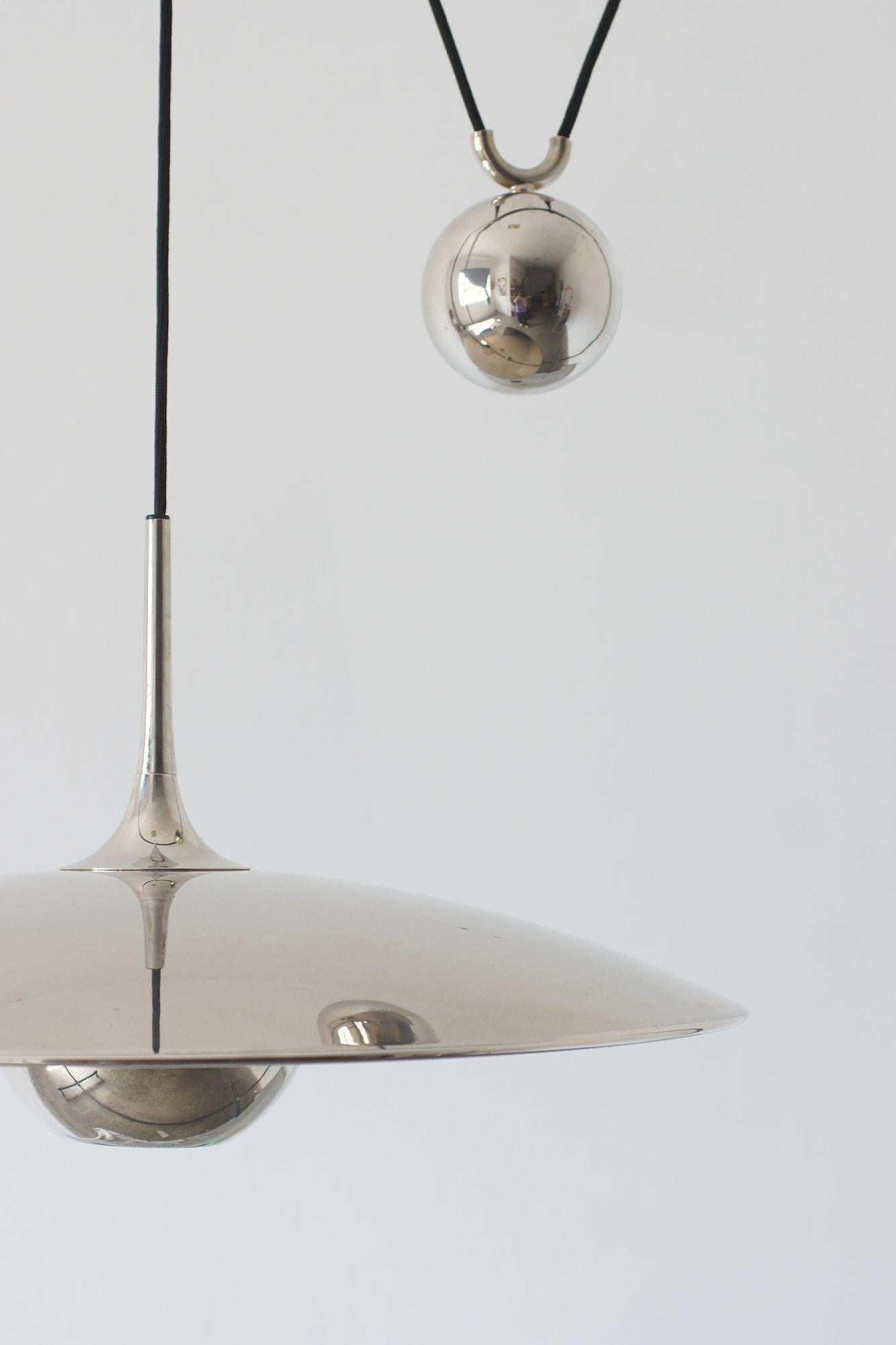 Ottone Lampada a sospensione Onos 55 con contrappeso in argento di Florian Schulz in vendita