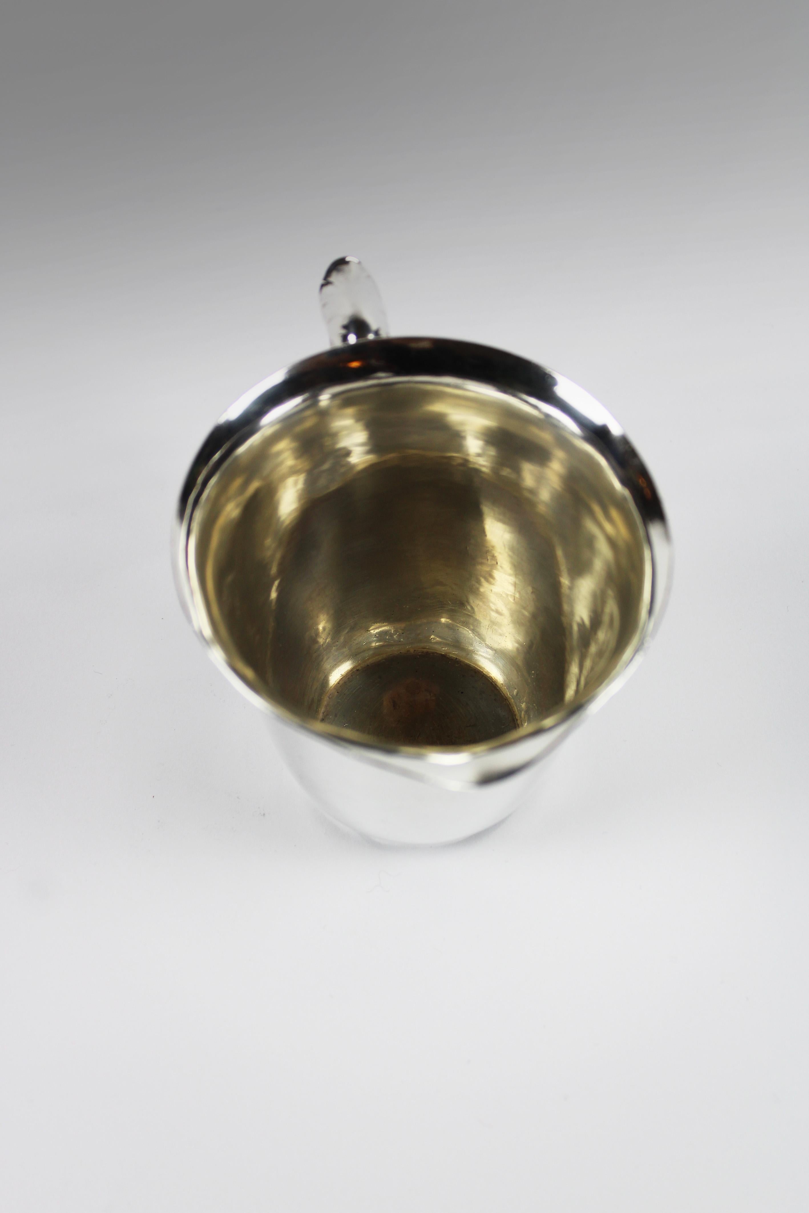 Voici un pot à crème en argent sterling entièrement poinçonné, fabriqué par le célèbre fabricant Georg Jensen, conçu par Harald Nielsen en 1938. Cet élégant pot à crème illustre le savoir-faire renommé de Georg Jensen et son design intemporel. Cette
