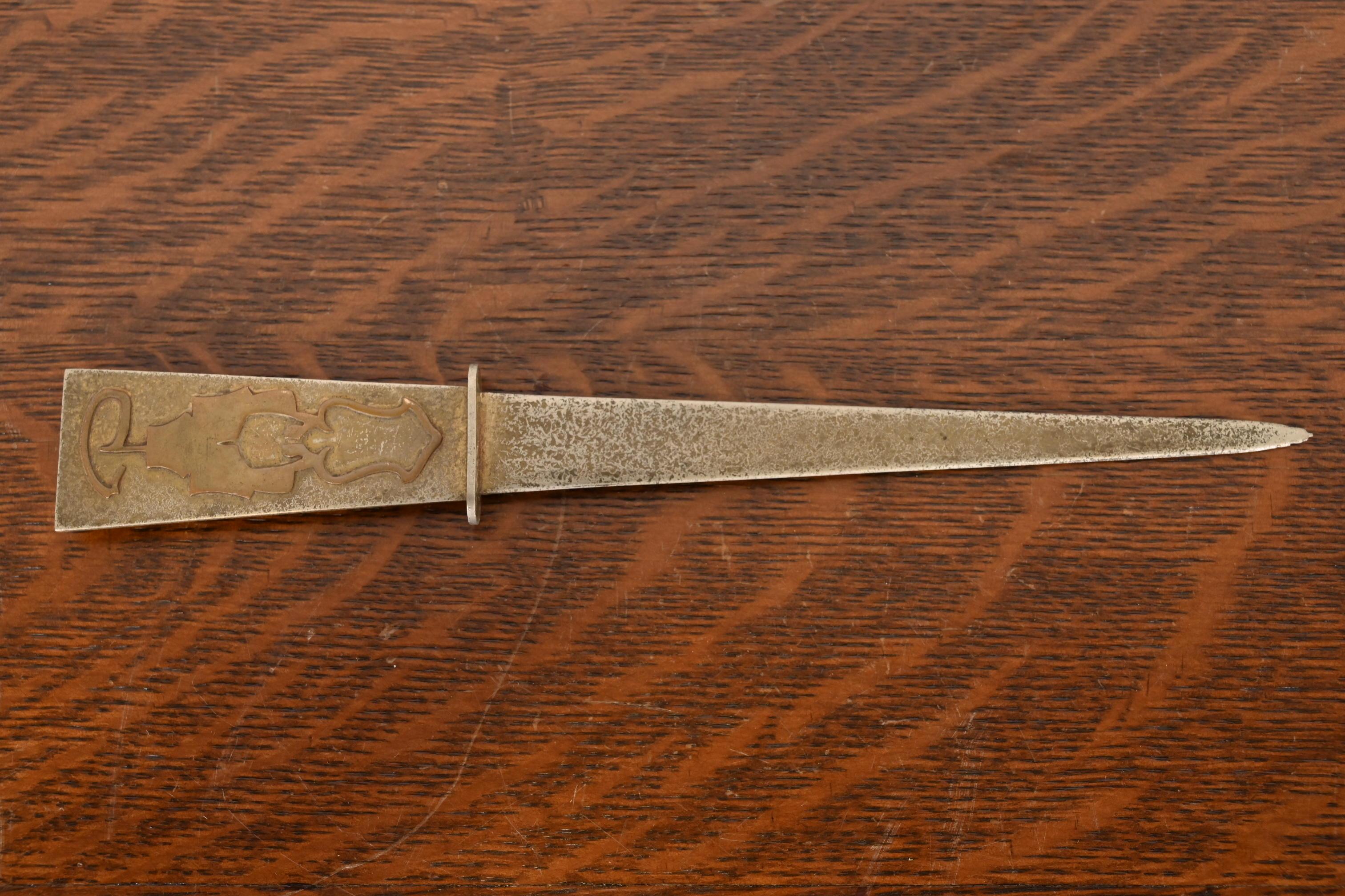 Ein schöner Brieföffner aus Bronze aus der Zeit des Arts & Crafts

Von Silver Crest (der Marke von Smith Metal Arts Co.), einem Ableger von Heintz Art Metal Shop

USA, Anfang 20. Jahrhundert

Maße: 9,5 