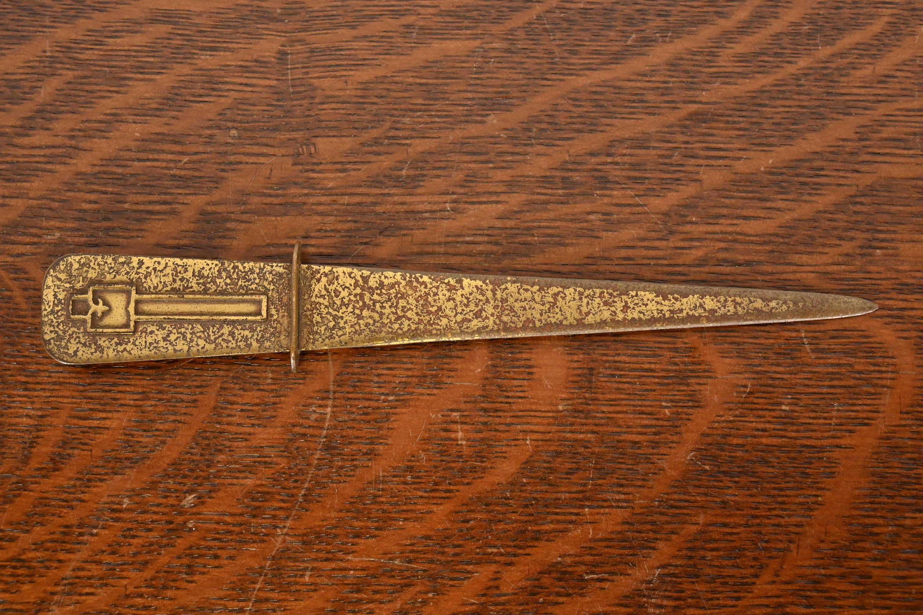 Ein schöner Brieföffner aus vergoldeter Bronze aus der Zeit des Arts & Crafts

Von Silver Crest (der Marke von Smith Metal Arts Co.), einem Ableger von Heintz Art Metal Shop

USA, Anfang 20. Jahrhundert

Maße: 8 