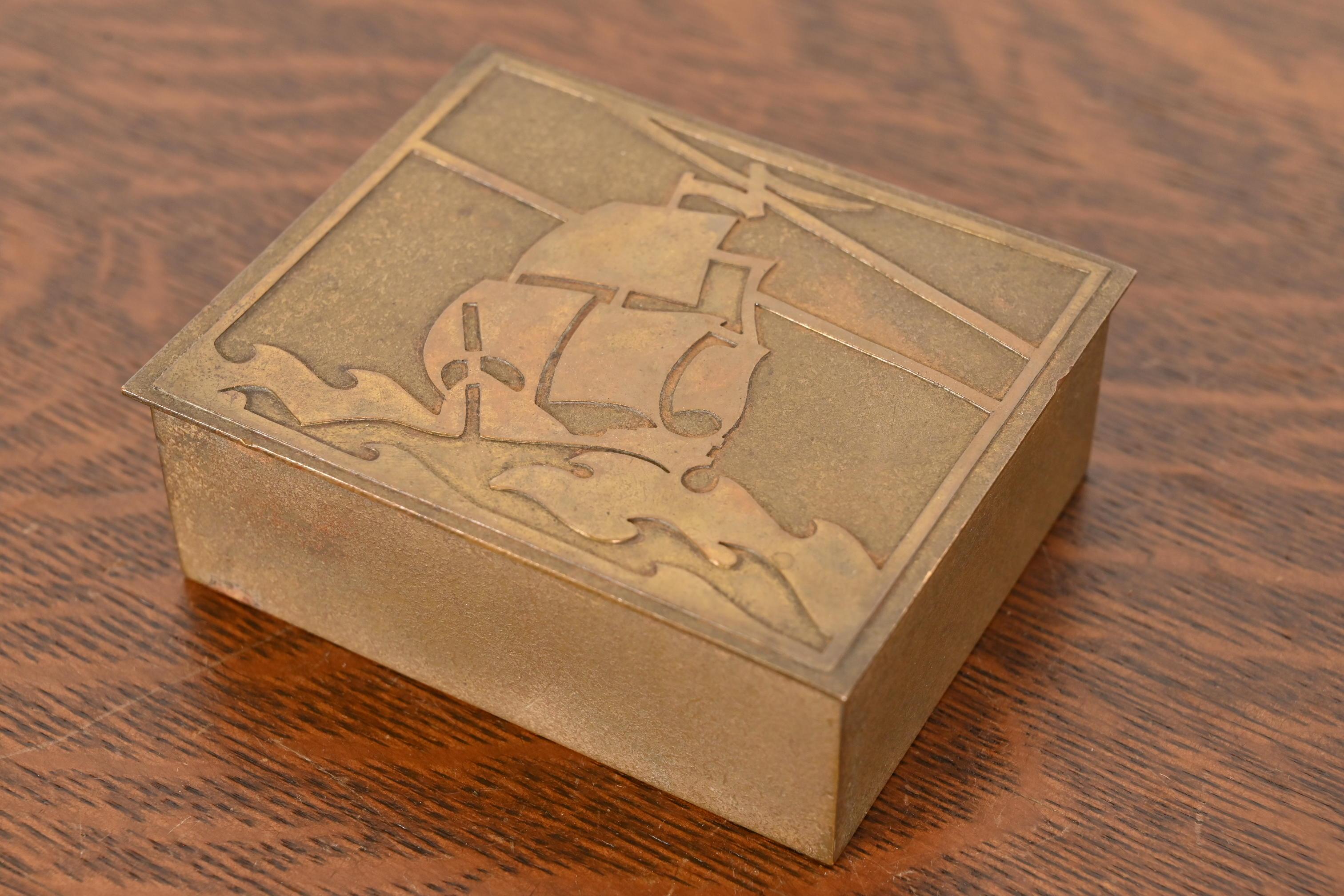 Arts and Crafts Scatola in bronzo nautico Silver Crest Arts & Crafts in vendita