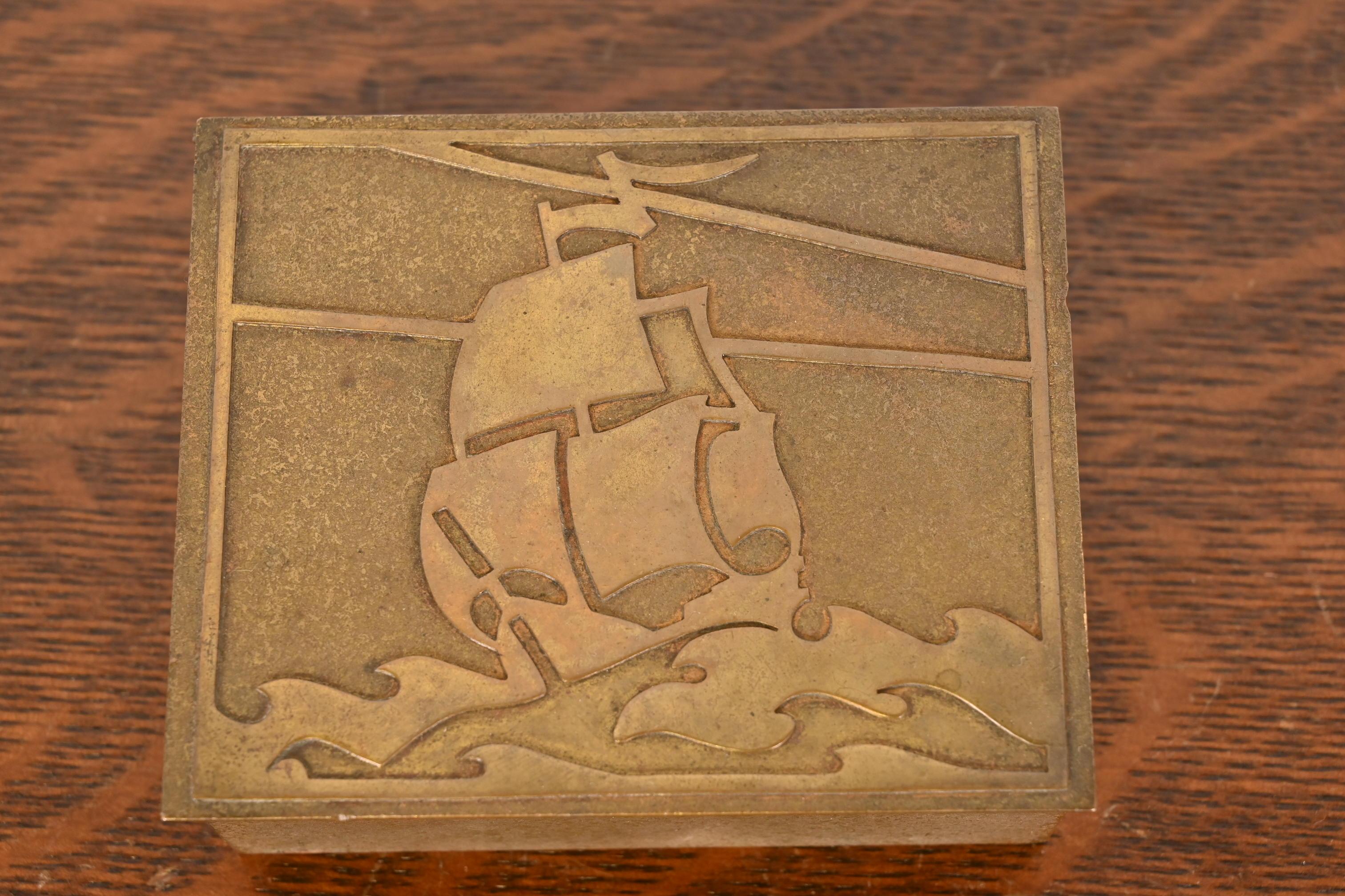 XX secolo Scatola in bronzo nautico Silver Crest Arts & Crafts in vendita