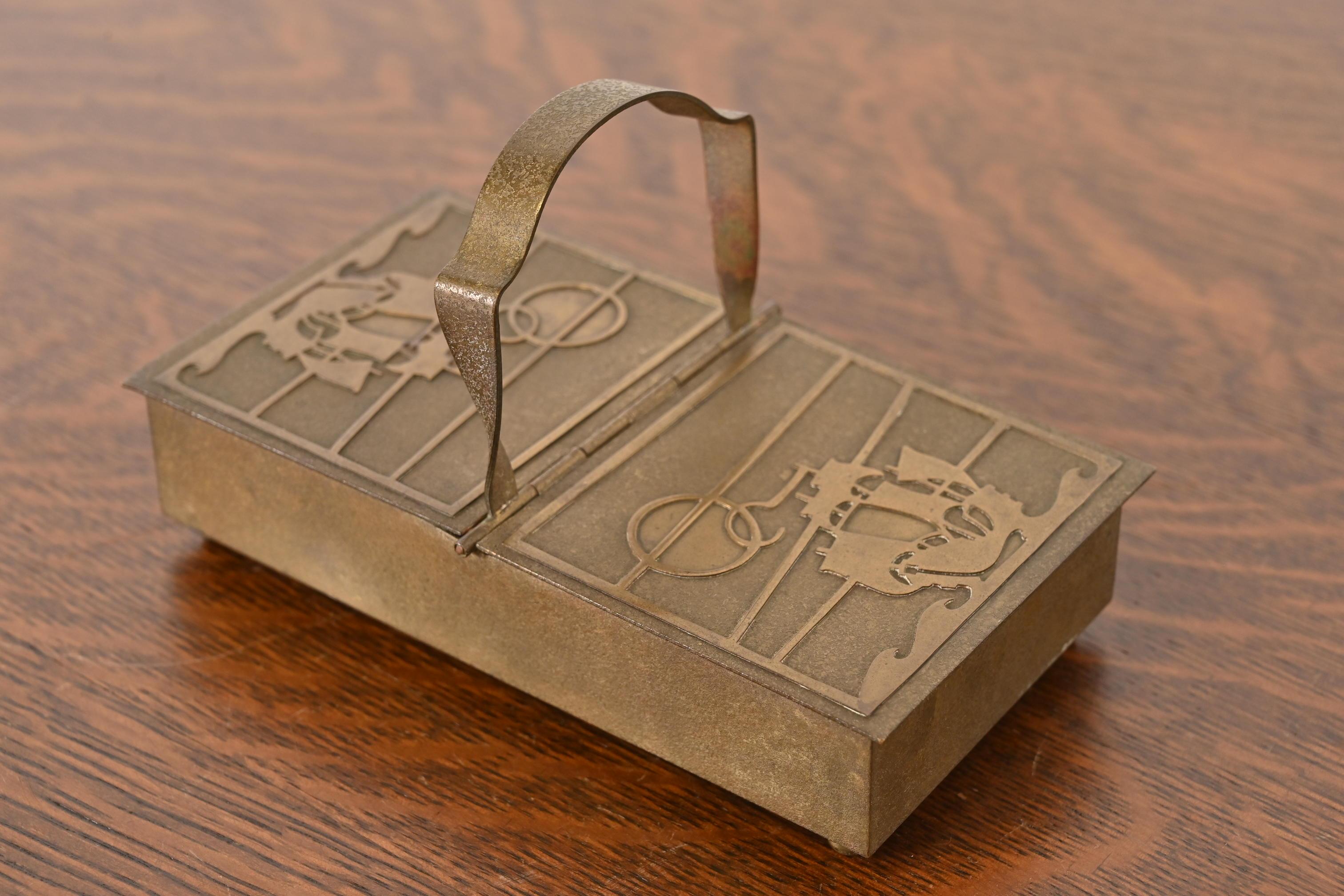 Un bellissimo humidor nautico in bronzo dorato con manico, risalente al periodo Arts & Crafts

Di Silver Crest (il marchio di Smith Metal Arts Co.), una filiale di Heintz Art Metal Shop

Stati Uniti, inizio del XX secolo

Misure: 6,75