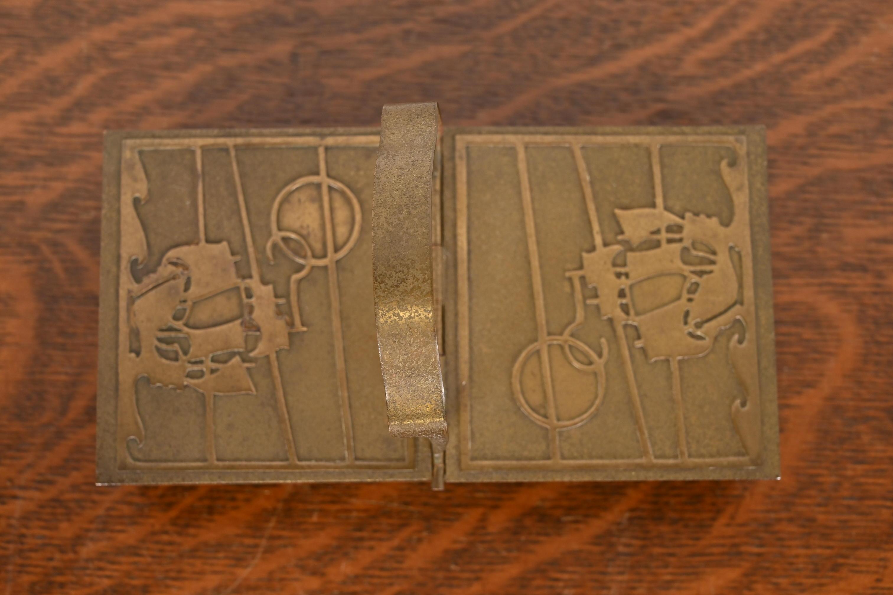 XX secolo Silver Crest Arts & Crafts Nautical Bronze Humidor Cigar Box Con Maniglia in vendita