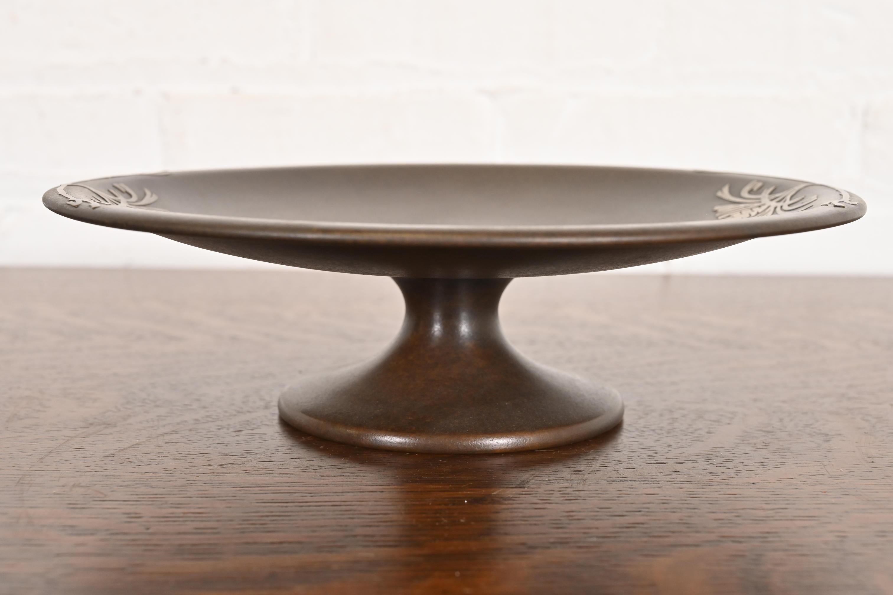 A beautiful Arts & Crafts period sterling silver on bronze footed centerpiece bowl or compote dish

By Silver Crest (the mark of Smith Metal Arts Co.), an offshoot of Heintz Art Metal Shop

USA, Early 20th Century

Measures: 10.5