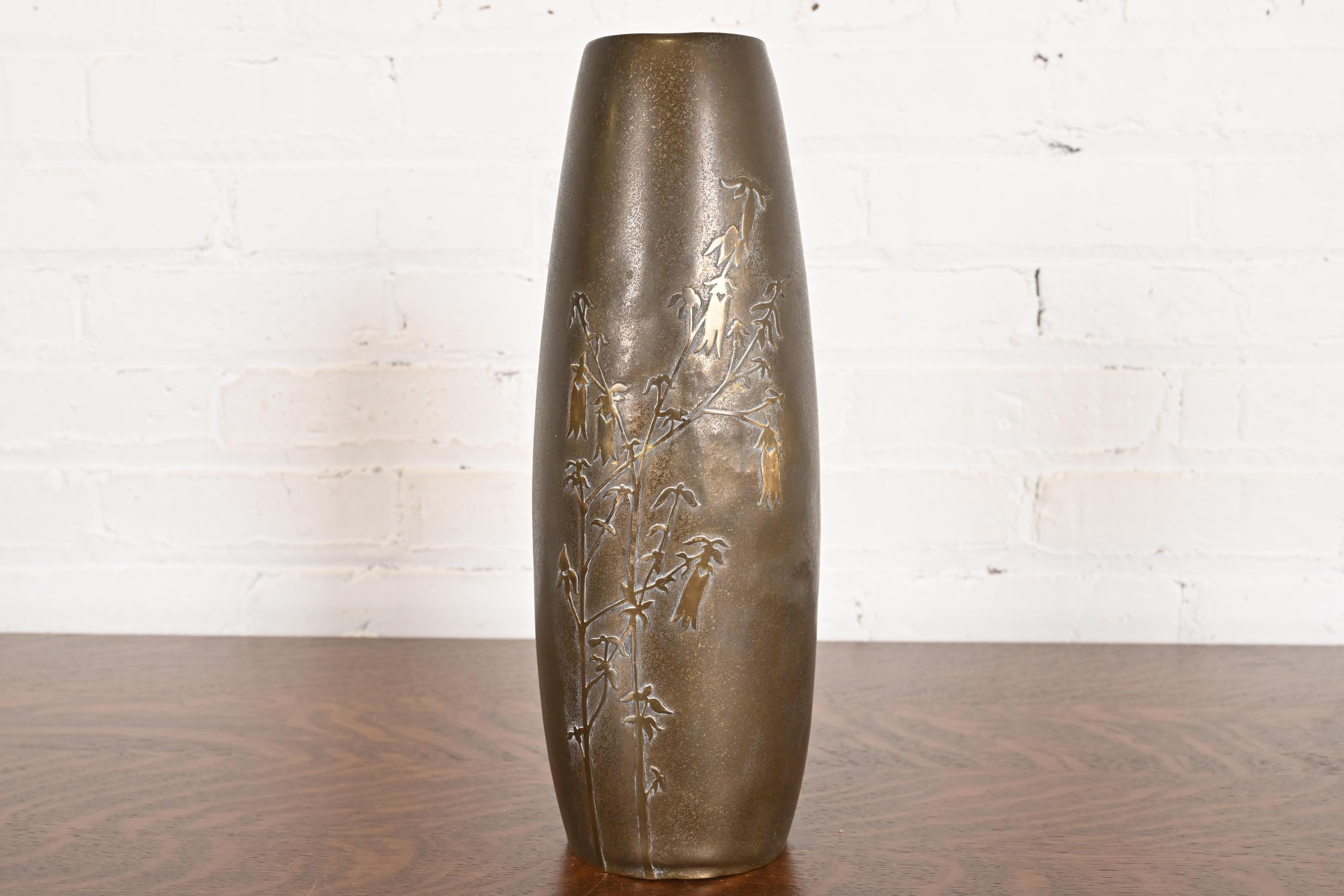 Un bellissimo vaso alto in bronzo del periodo Arts & Crafts con sovrapposizione in argento sterling

Di Silver Crest (il marchio di Smith Metal Arts Co.), una filiale di Heintz Art Metal Shop

Stati Uniti, inizio del XX secolo

Misure: 4,5 