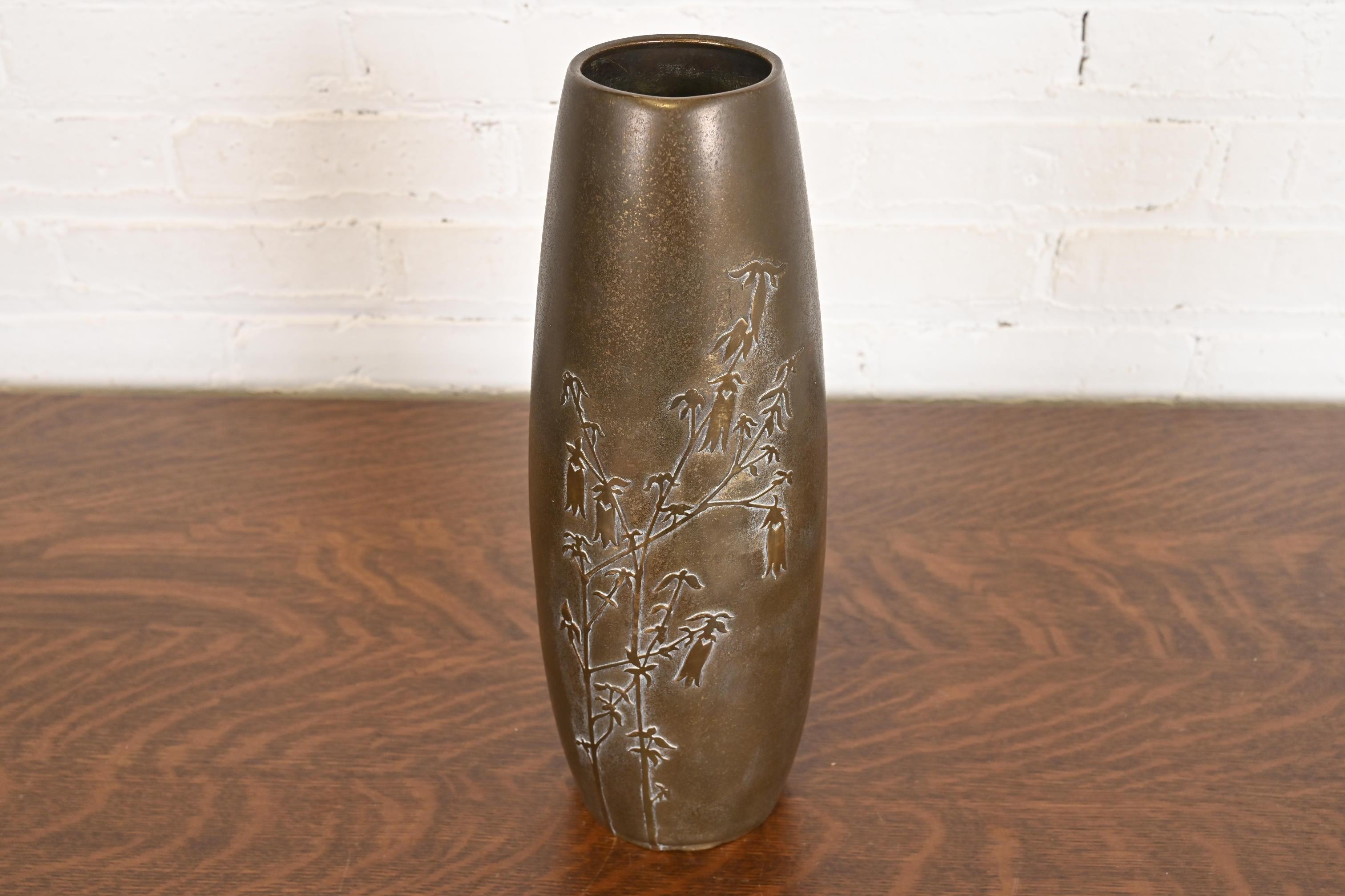 Arts and Crafts Silver Crest Arts & Crafts Vaso alto in argento e bronzo in vendita