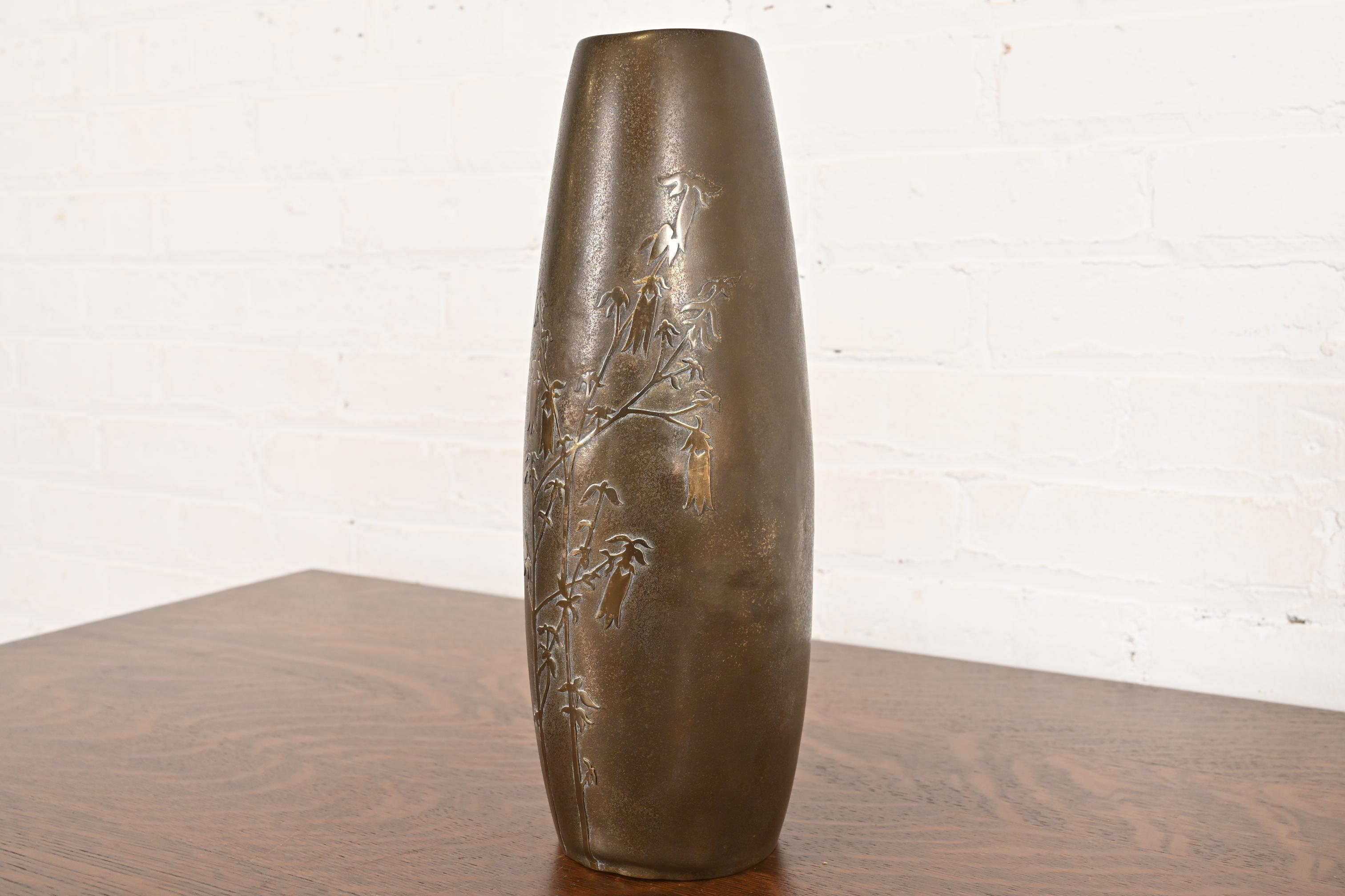 Americano Silver Crest Arts & Crafts Vaso alto in argento e bronzo in vendita