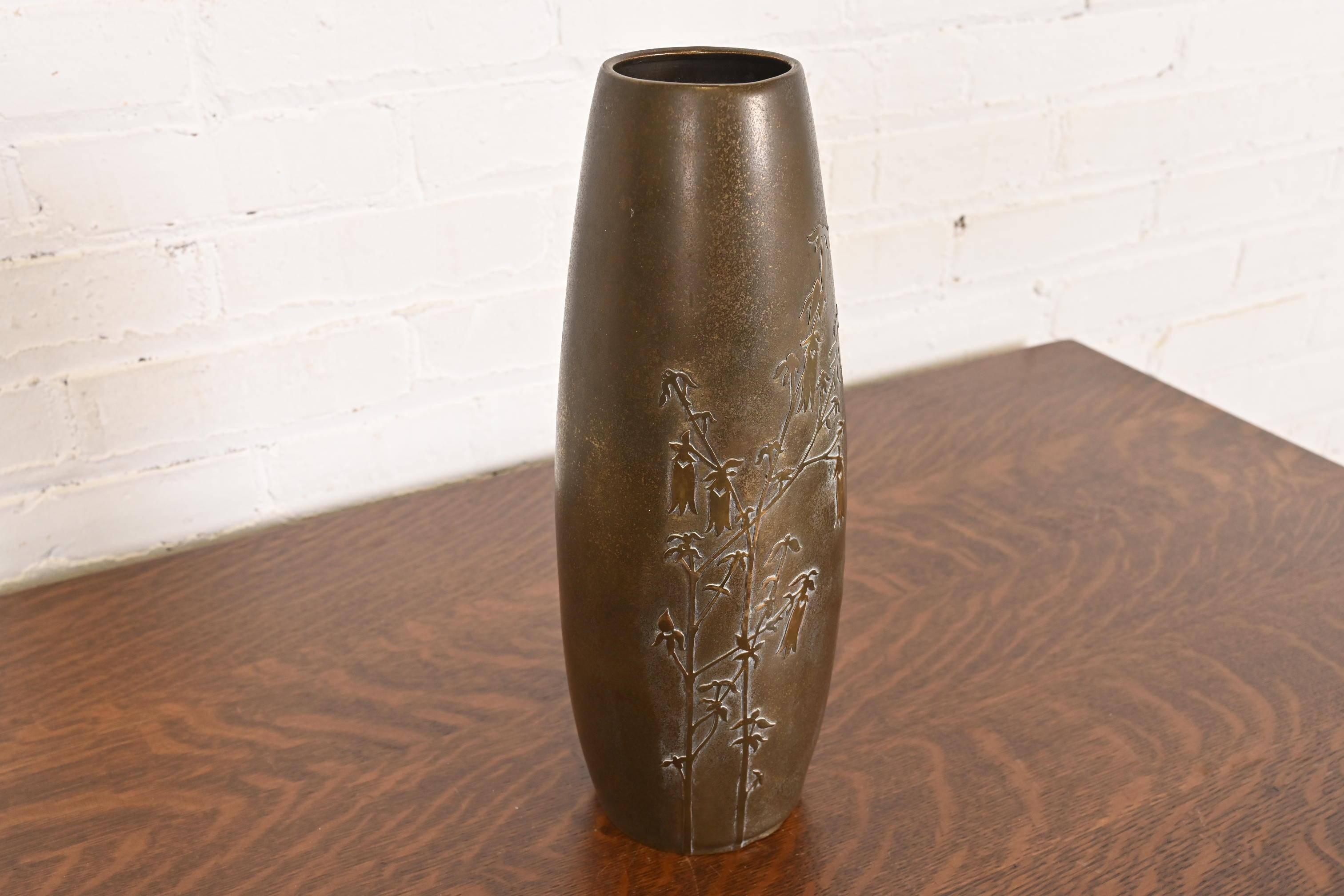 Silver Crest Arts & Crafts Vaso alto in argento e bronzo In condizioni buone in vendita a South Bend, IN