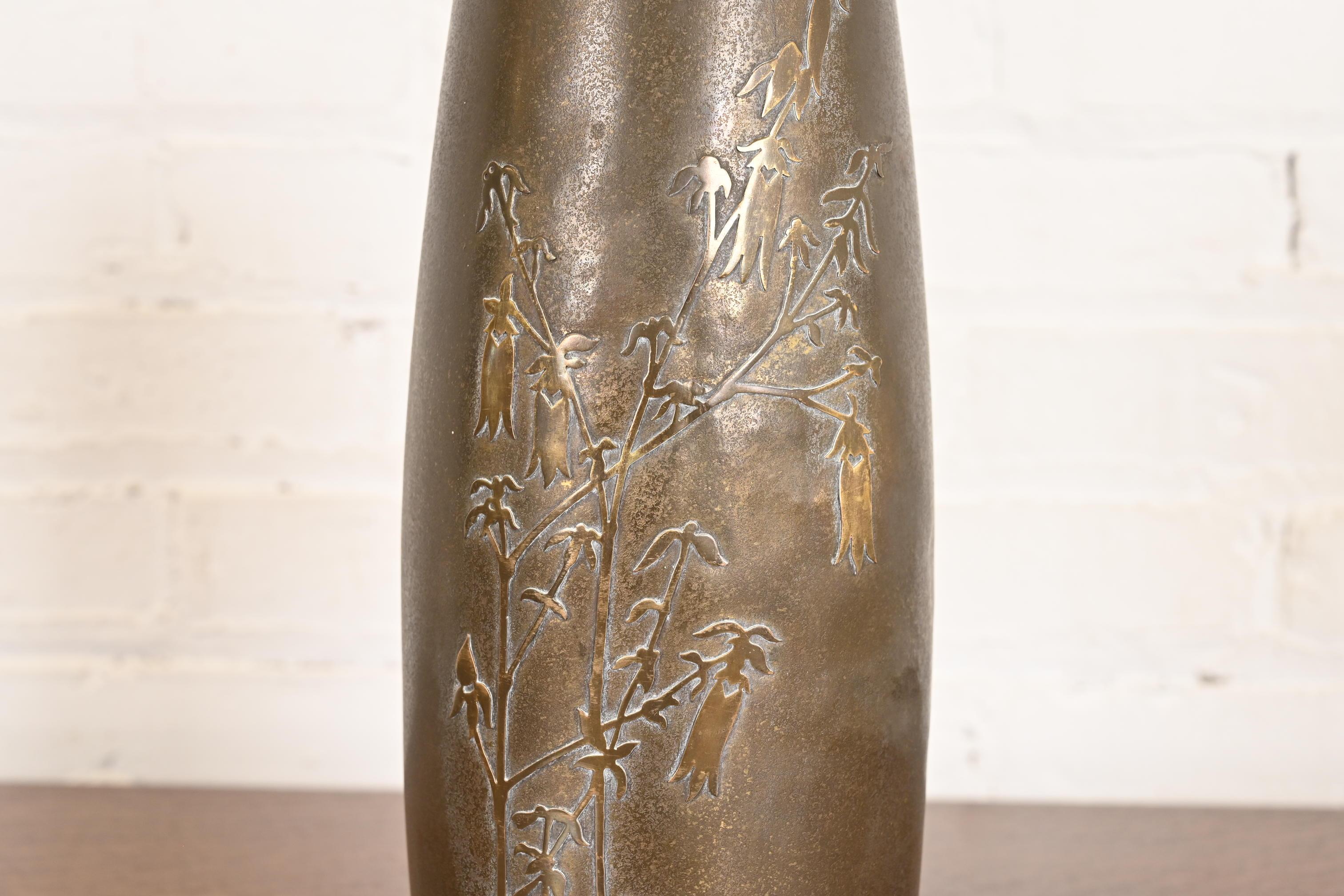 Silver Crest Arts & Crafts Vaso alto in argento e bronzo in vendita 1