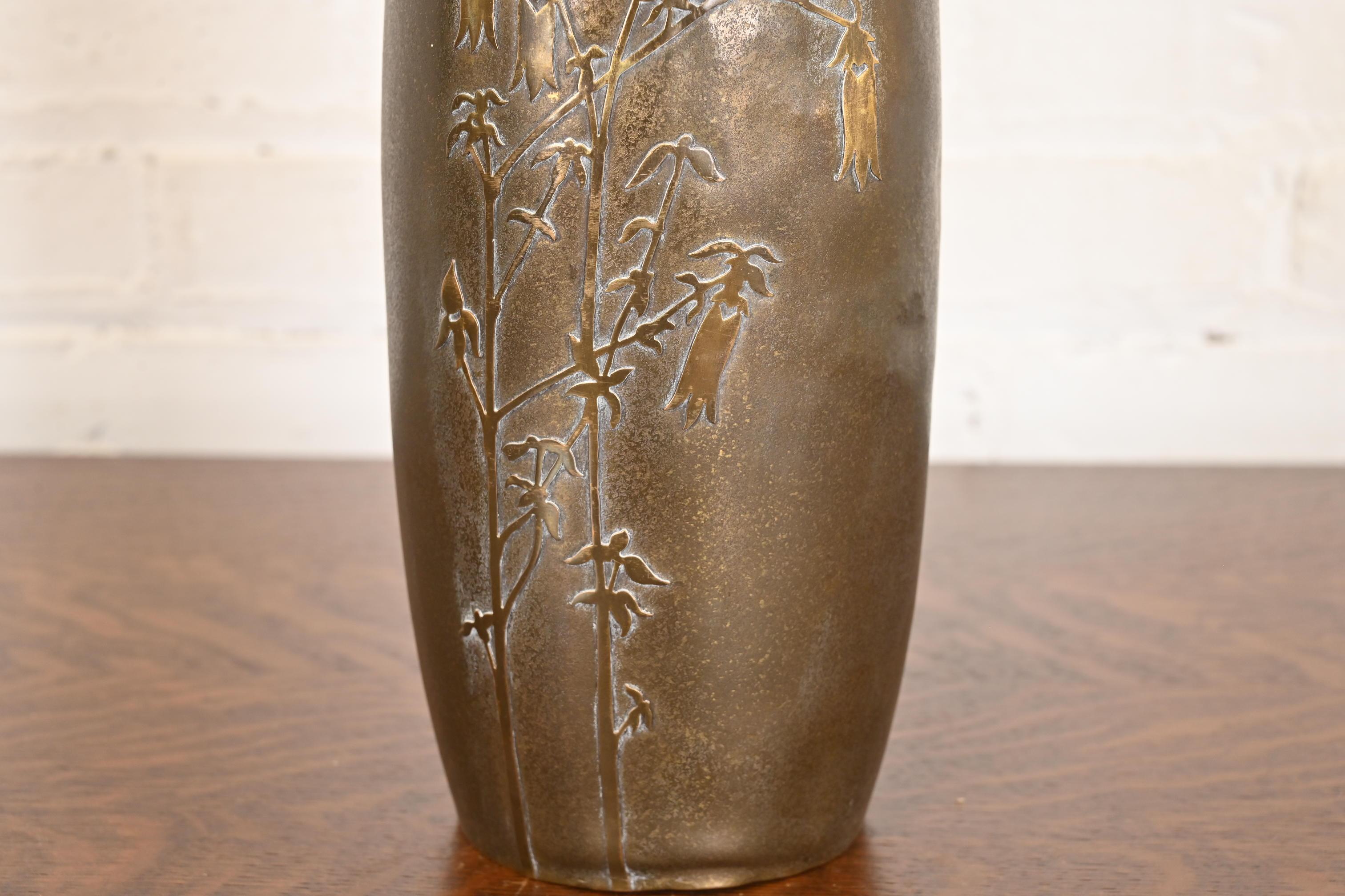 Silver Crest Arts & Crafts Vaso alto in argento e bronzo in vendita 2