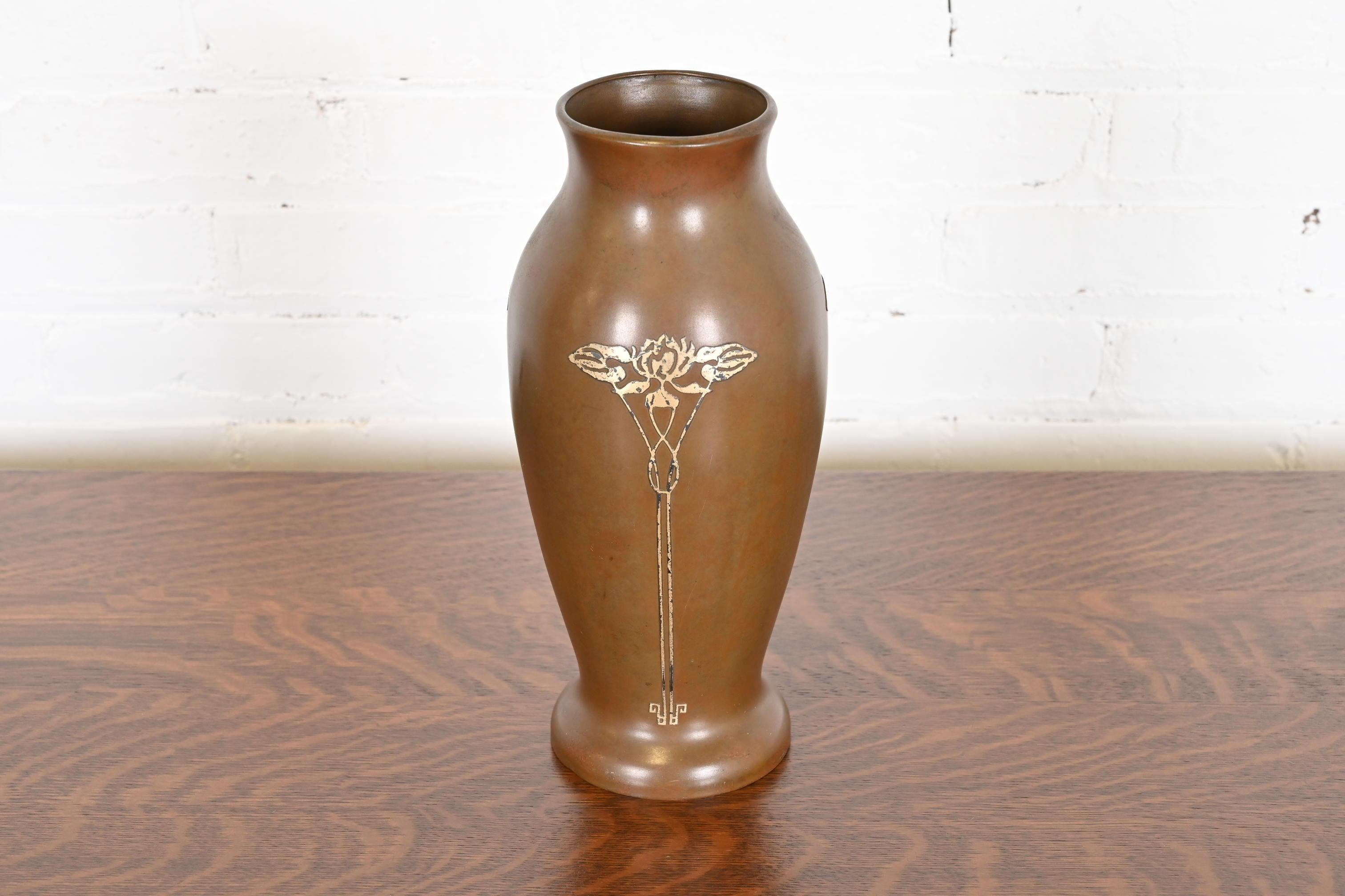 Magnifique vase floral en argent sterling et bronze d'époque Arts & Crafts

Par Silver Crest (la marque de Smith Metal Arts Co.), une filiale de Heintz Art Metal Shop.

États-Unis d'Amérique, début du 20e siècle

Mesures : 5,5 