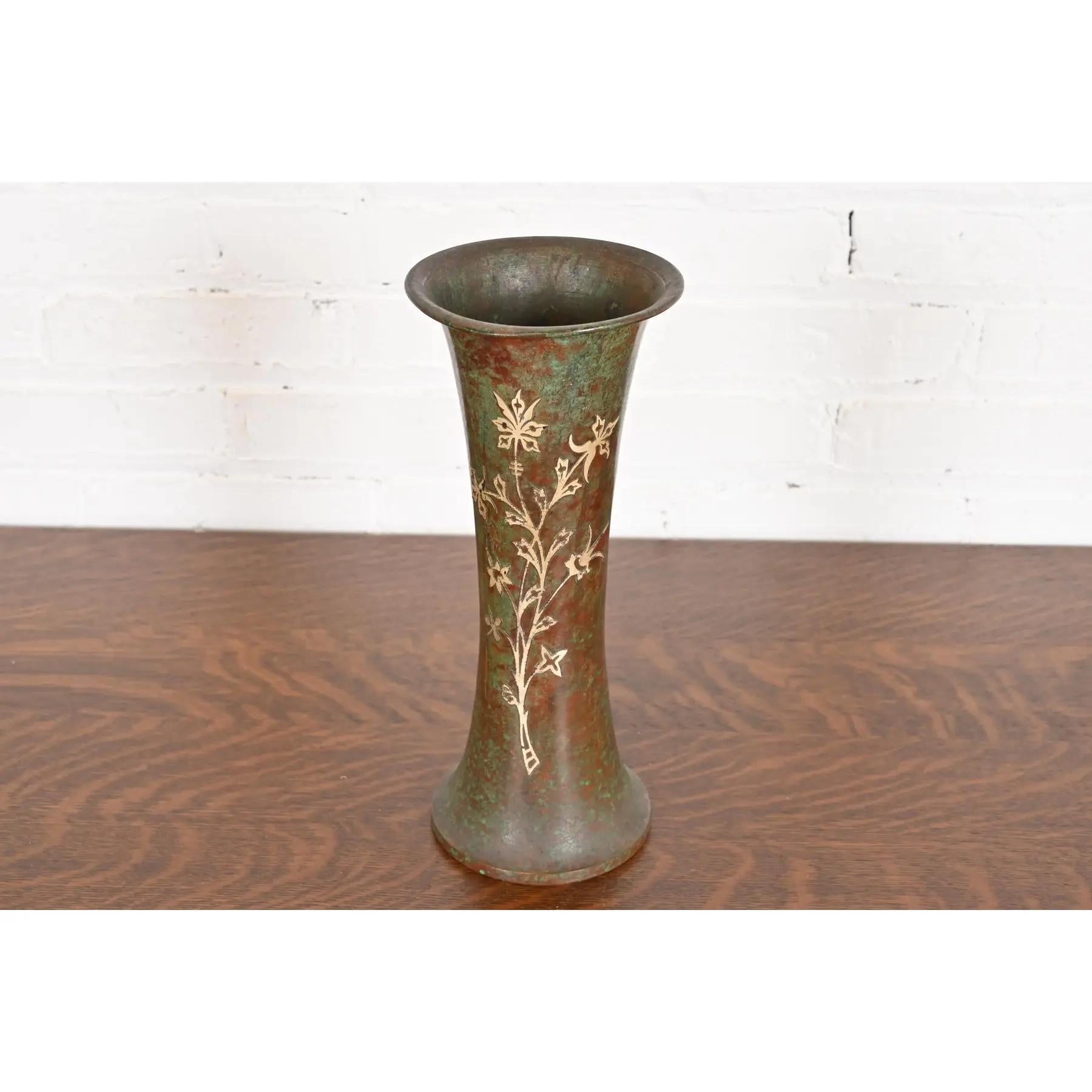 A beautiful Arts & Crafts period sterling silver on bronze trophy vase

By Silver Crest (the mark of Smith Metal Arts Co.), an offshoot of Heintz Art Metal Shop

USA, 1927

Measures: 5.13