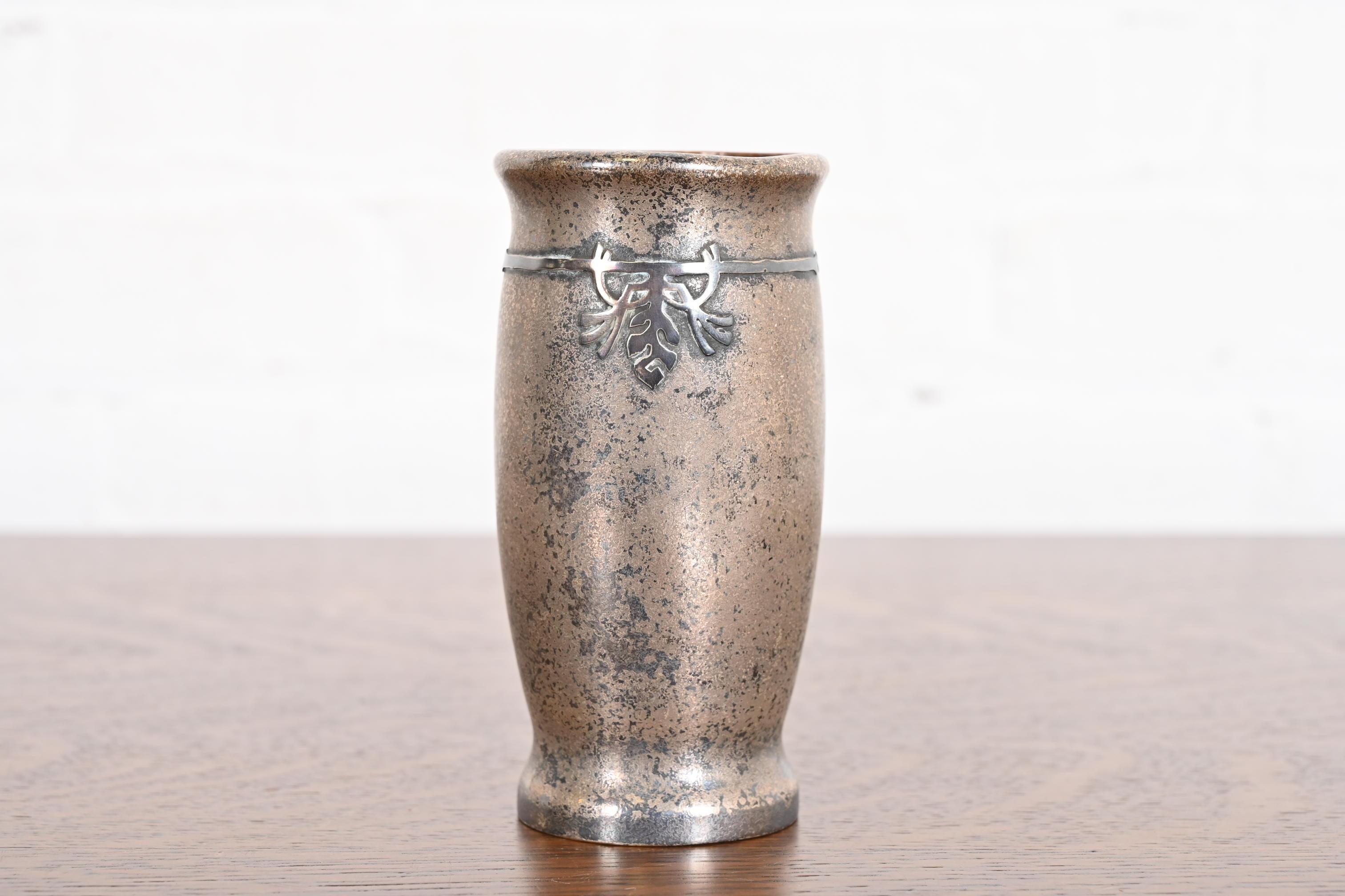 Eine schöne Vase aus Sterlingsilber auf Bronze aus der Zeit des Arts & Crafts 

Von Silver Crest (der Marke von Smith Metal Arts Co.), einem Ableger von Heintz Art Metal Shop

USA, Anfang 20. Jahrhundert

Maße: 2,5 
