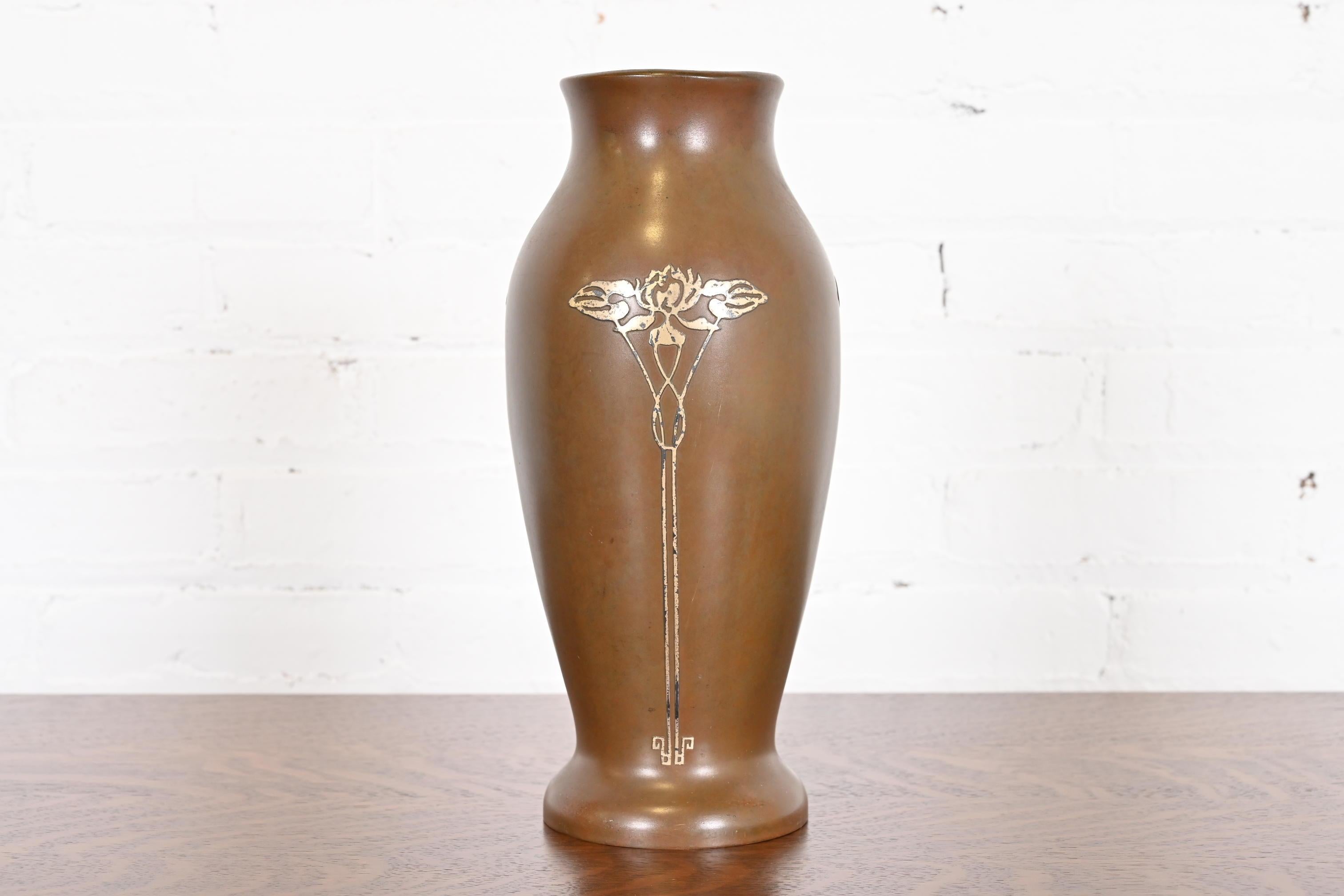 Arts and Crafts Vase Arts & Crafts en argent sterling sur bronze en vente