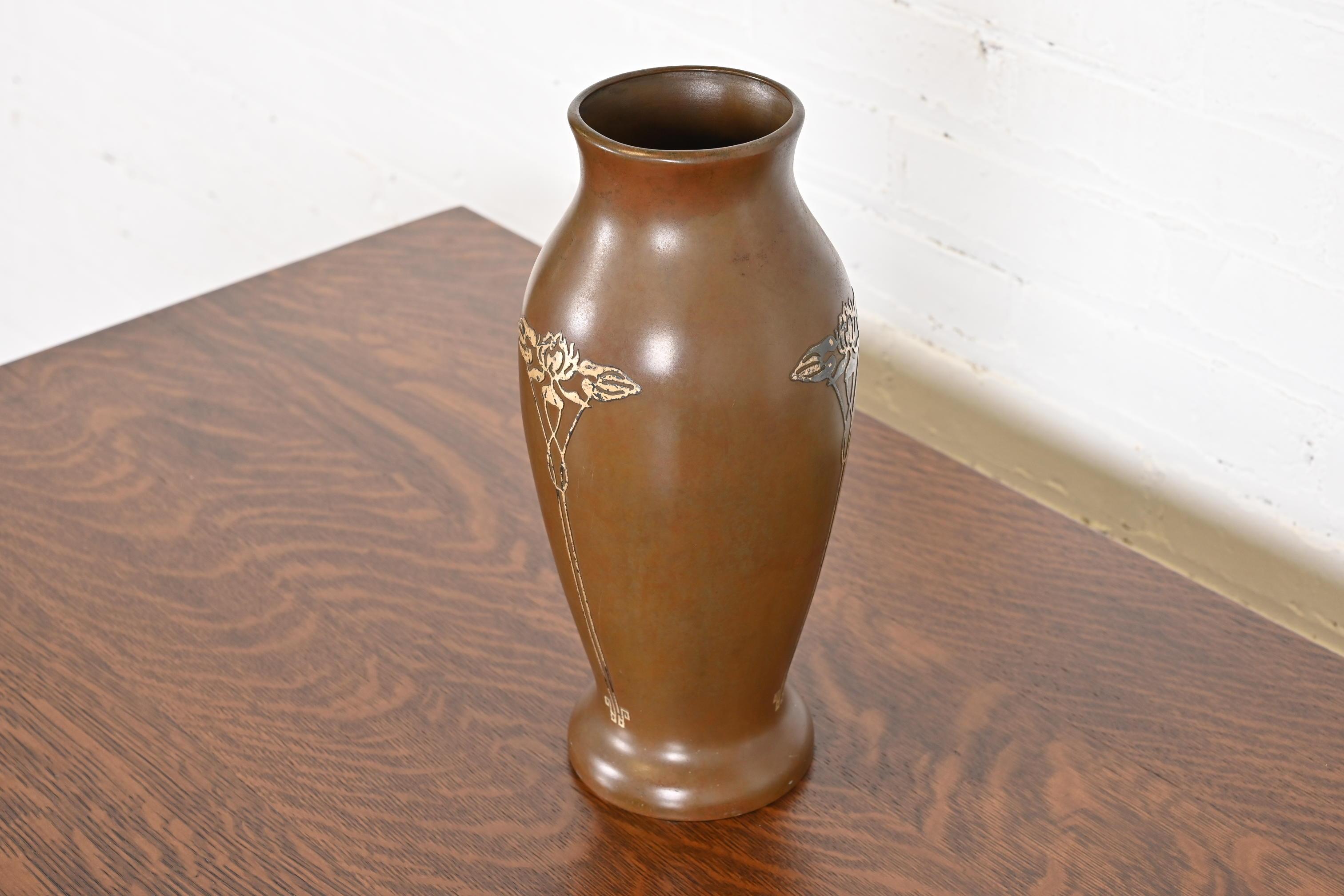 Américain Vase Arts & Crafts en argent sterling sur bronze en vente