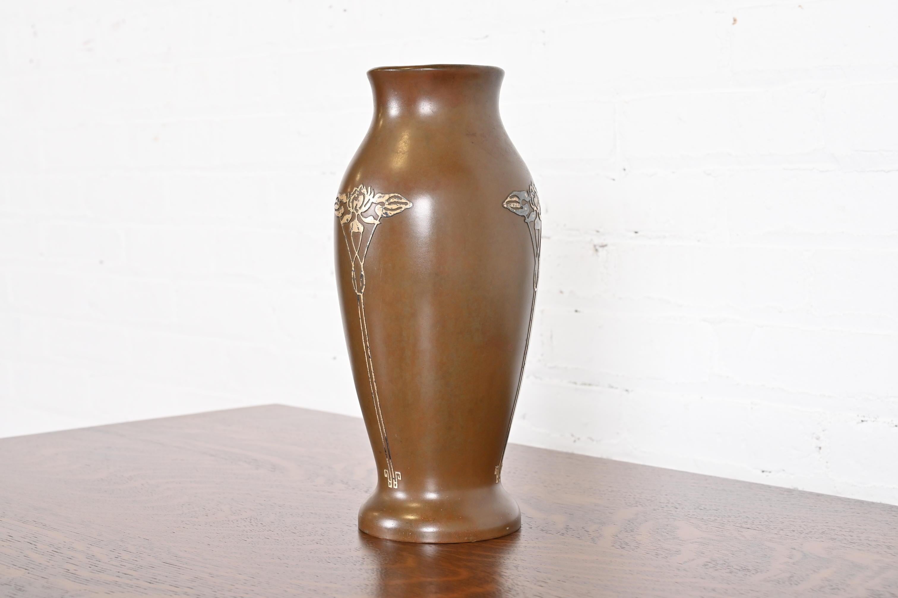 Vase Arts & Crafts en argent sterling sur bronze Bon état - En vente à South Bend, IN