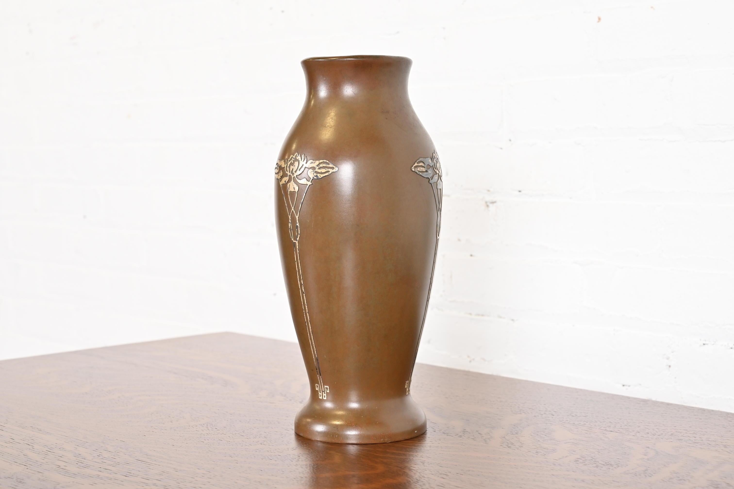 20ième siècle Vase Arts & Crafts en argent sterling sur bronze en vente