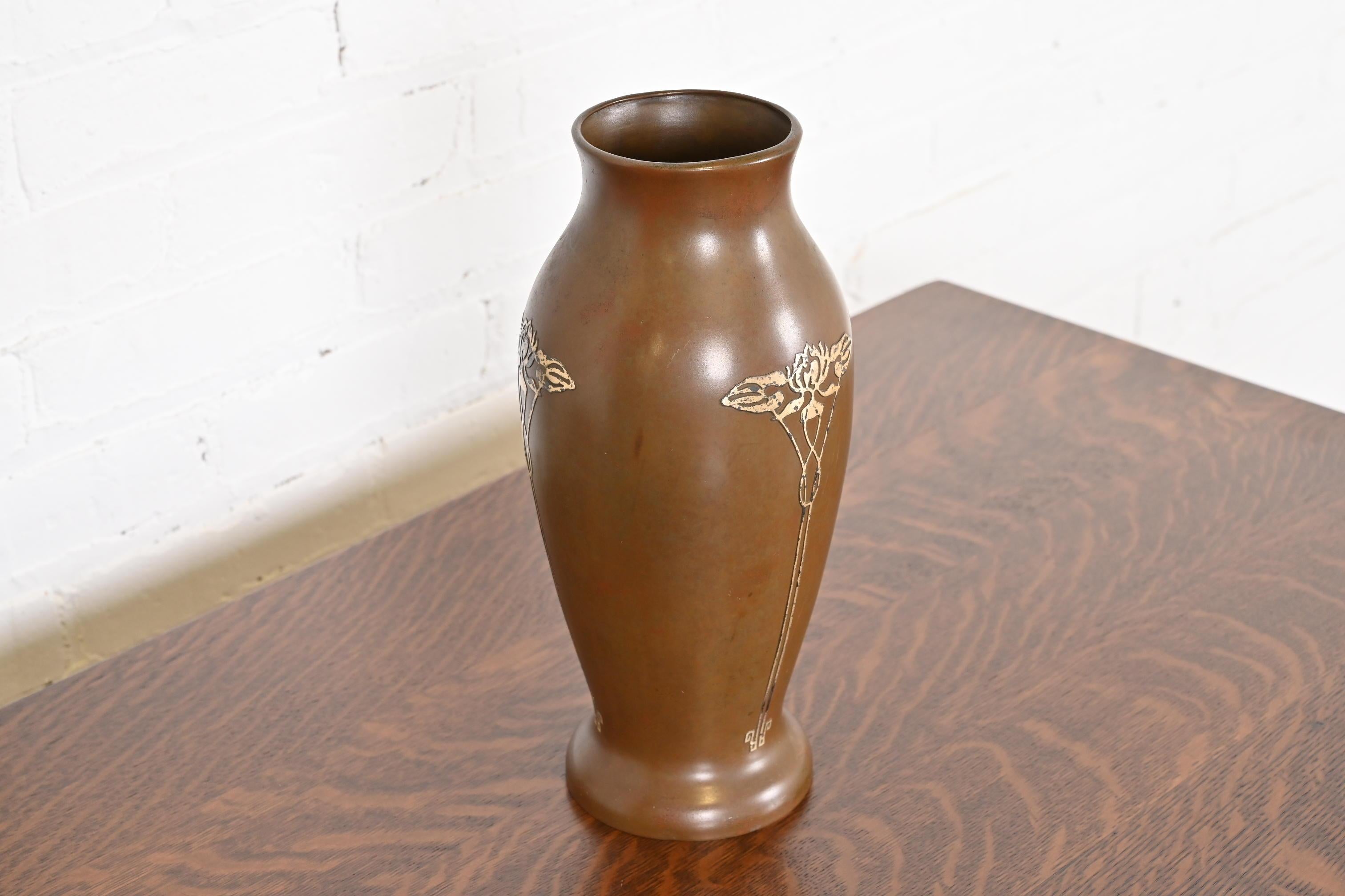 Argent sterling Vase Arts & Crafts en argent sterling sur bronze en vente