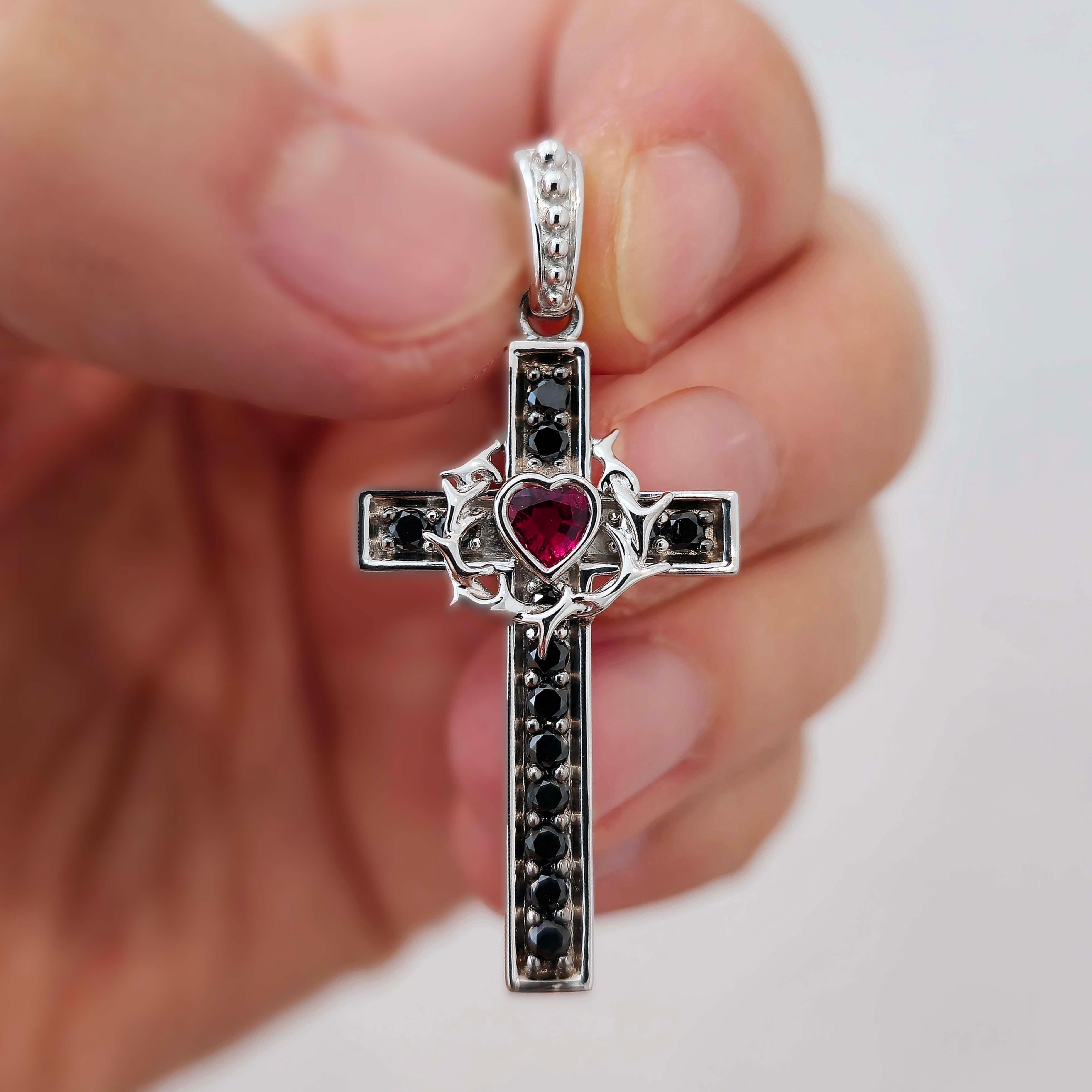 Producido por el galardonado diseñador italiano Stefano Vitolo. Stefano crea joyas artesanales únicas con excelentes piedras preciosas en una verdadera artesanía italiana del viejo mundo.

Gemas: Rubí 0,25 ctw, Diamantes negros 0,59 ctw 
Largo 41