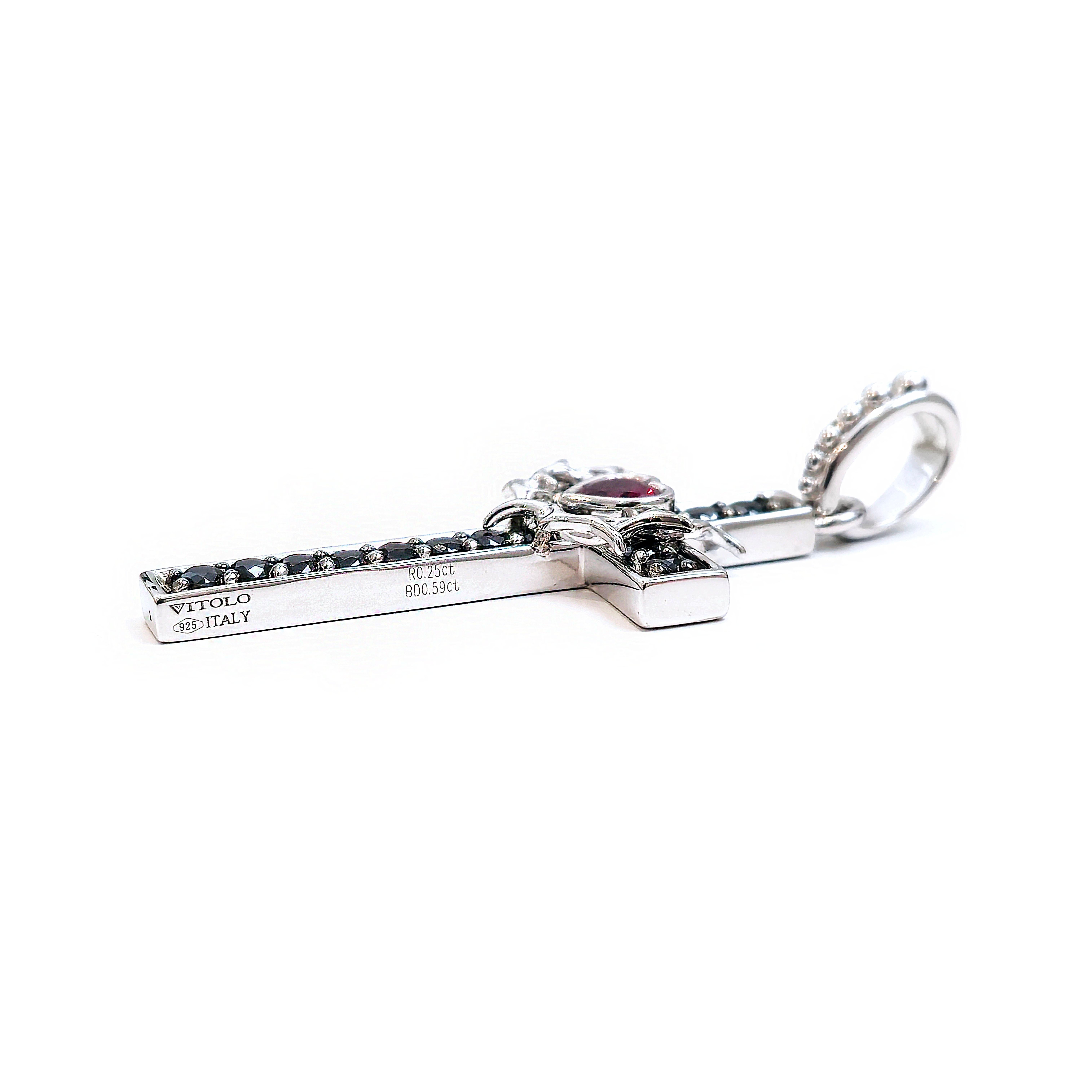 Colgante Cruz de Plata con Corazón de Rubí y Diamante Negro en venta 1