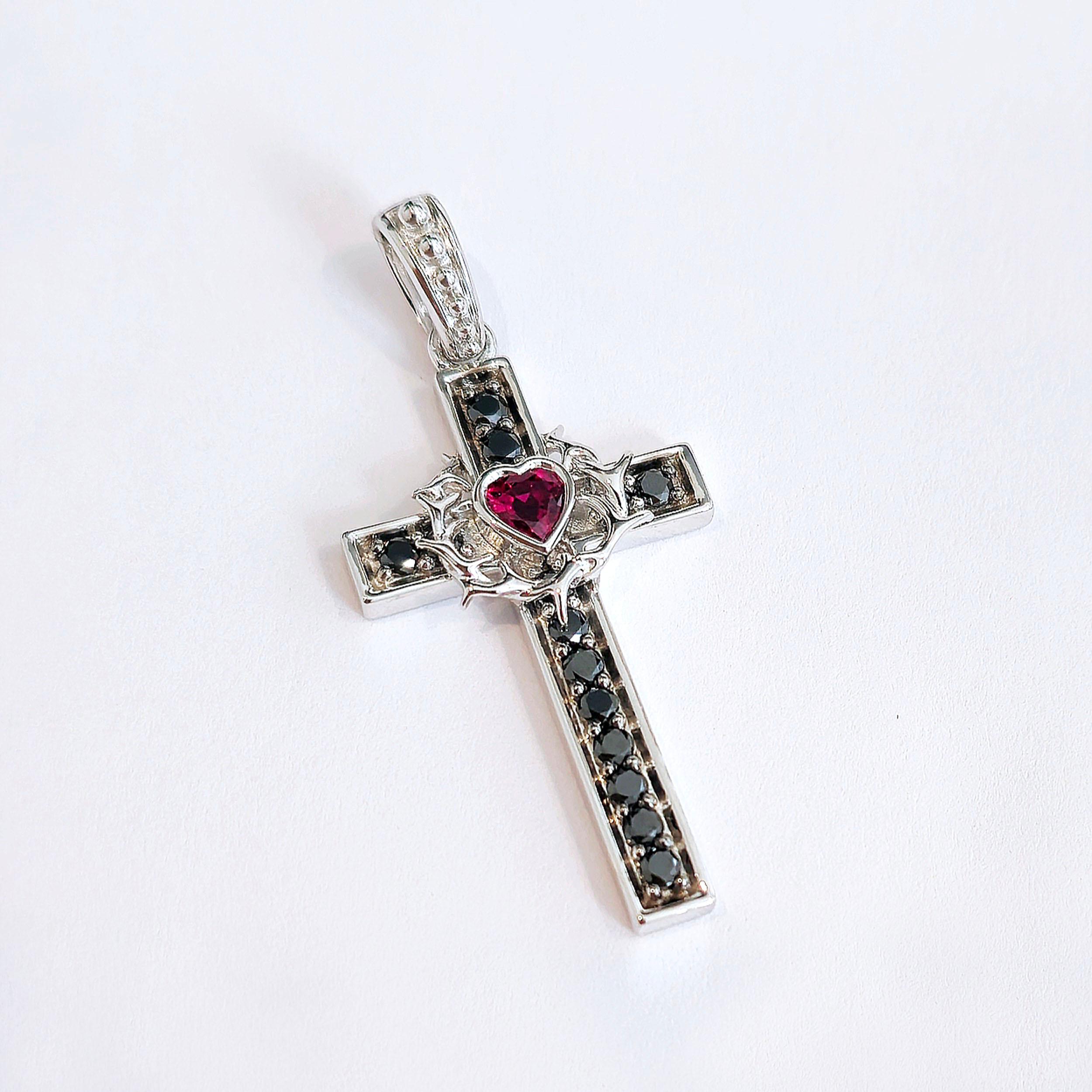 Colgante Cruz de Plata con Corazón de Rubí y Diamante Negro en venta 2