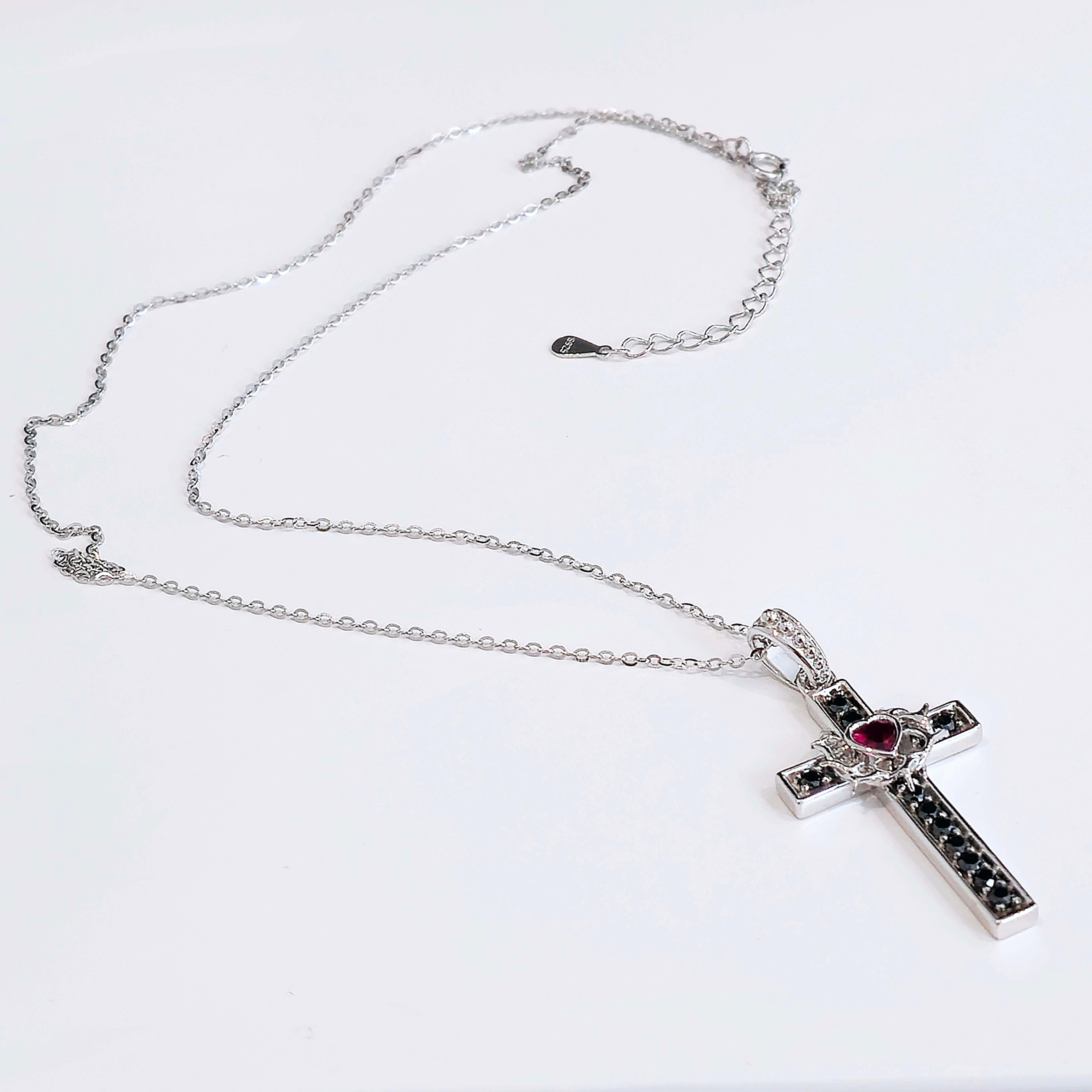 Colgante Cruz de Plata con Corazón de Rubí y Diamante Negro en venta 3
